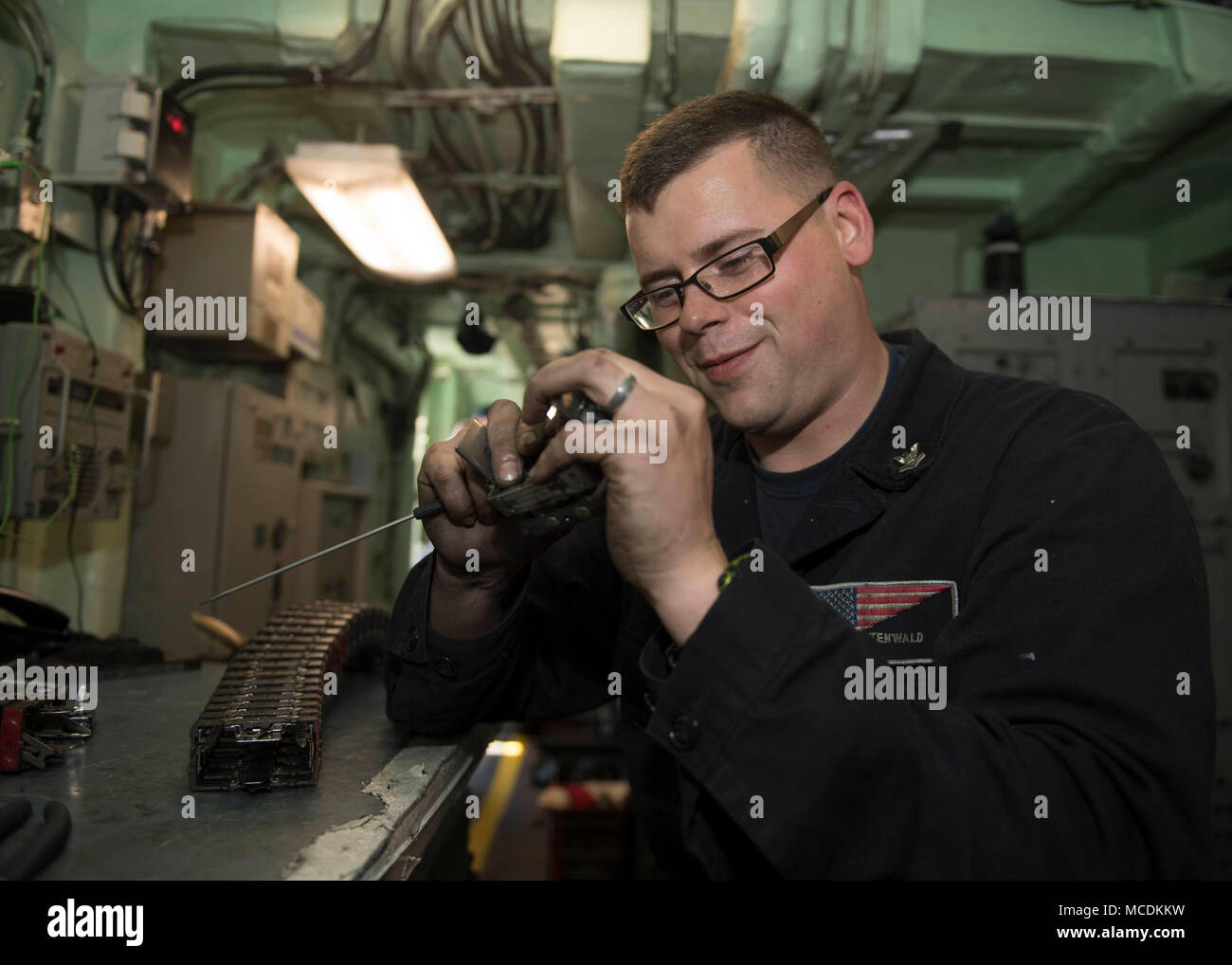 180219-N-TJ 319-0064 ATLANTIK (Feb. 19, 2018) Feuer Controlman 2. Klasse Robert Lichtenwald, von Bear Creek, North Carolina, führt die Instandhaltung auf einem chuting Für eine Close-In-Waffensystem an Bord der Station Landung Schiff USS Oak Hill (LSD 51). Die Iwo Jima Amphibious Ready Gruppe begibt sich die 26 Marine Expeditionary Unit und umfasst Oak Hill, die Amphibisches Schiff USS Iwo Jima (LHD7), die amphibious Transport dock Schiff USS New York (LPD 21), Flotte Op-Team 8, Hubschrauber Meer Combat Squadron 28, Tactical Air Control Squadron 22, Komponenten der Naval Beach Gruppe 2 und die s eingeleitet Stockfoto