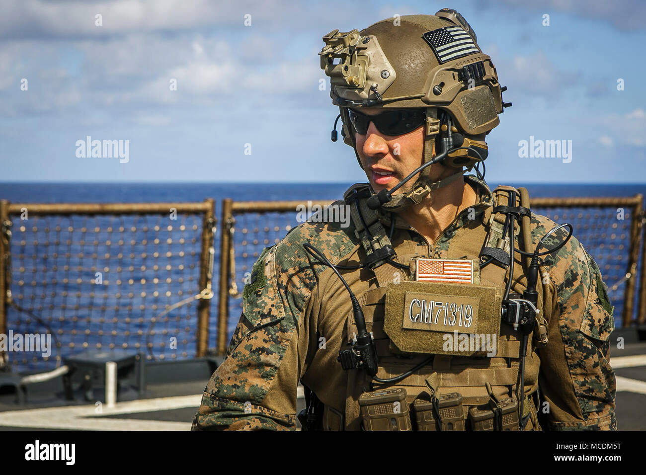 Ein US-Marine mit maritimen Raid-Kraft, 26 Marine Expeditionary Unit (MEU), Spaziergänge in die Schusslinie während einer Bekämpfung der Treffsicherheit der Ausbildung an Bord der Station Landung Schiff USS Oak Hill (LSD 51), während im Atlantischen Ozean, Feb.19, 2018 in vollem Gange. Die 26. MEU ist die Teilnahme an einem Einsatz auf See see- und friedenserhaltende Maßnahmen durchzuführen, sowie die Pflege der Beziehungen zu ausländischen Armeen durch gemeinsame Übungen. (U.S. Marine Corps Foto: Staff Sgt. Dengrier M. Baez) Stockfoto