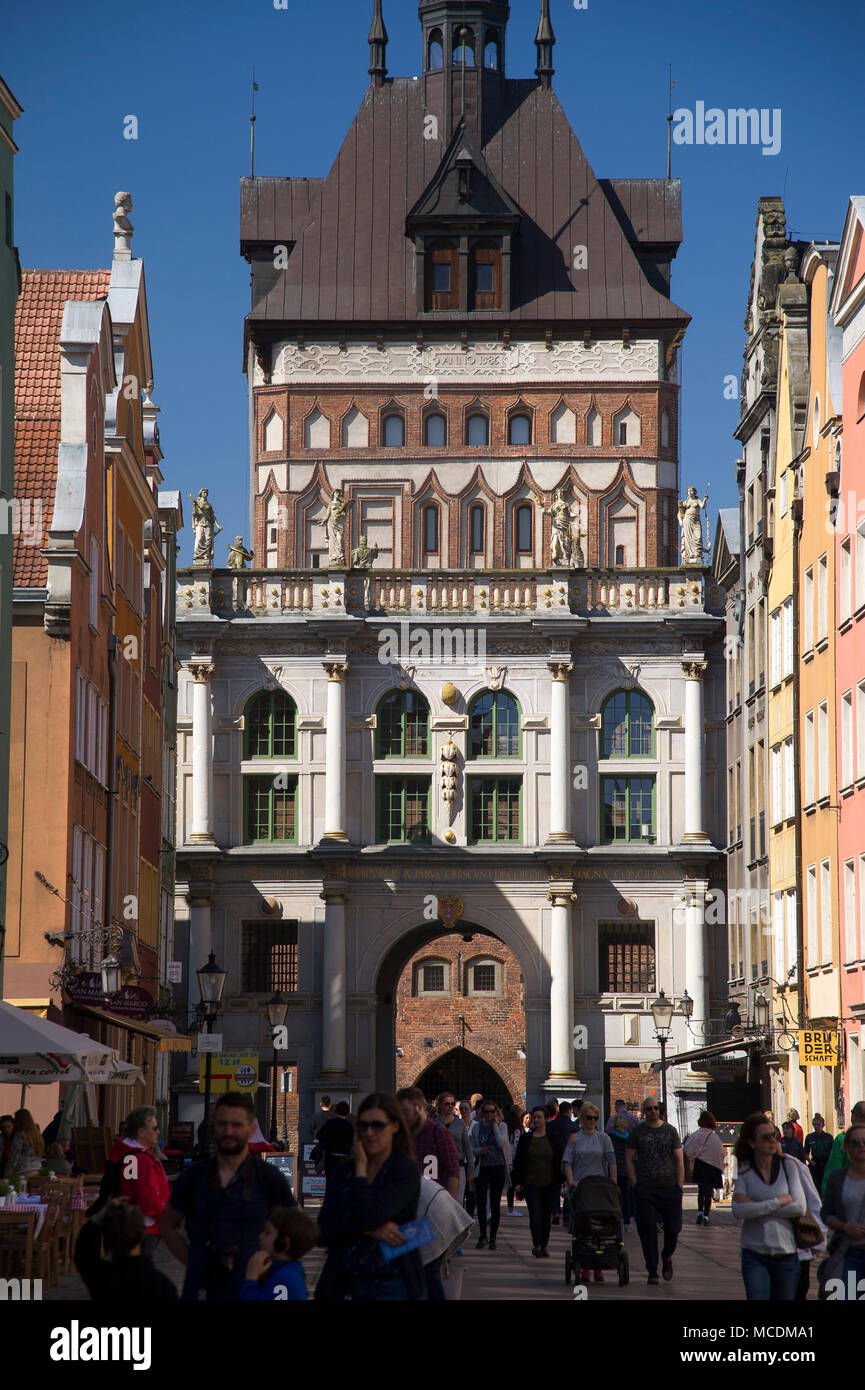 Renaissance Zlota Brama (Golden Gate) und gotische Wieza Wiezienna (Gefängnis Turm) von Przedbramie Dlugiej Ulicy (Fore Tor Komplex der Dluga Straße) und L Stockfoto