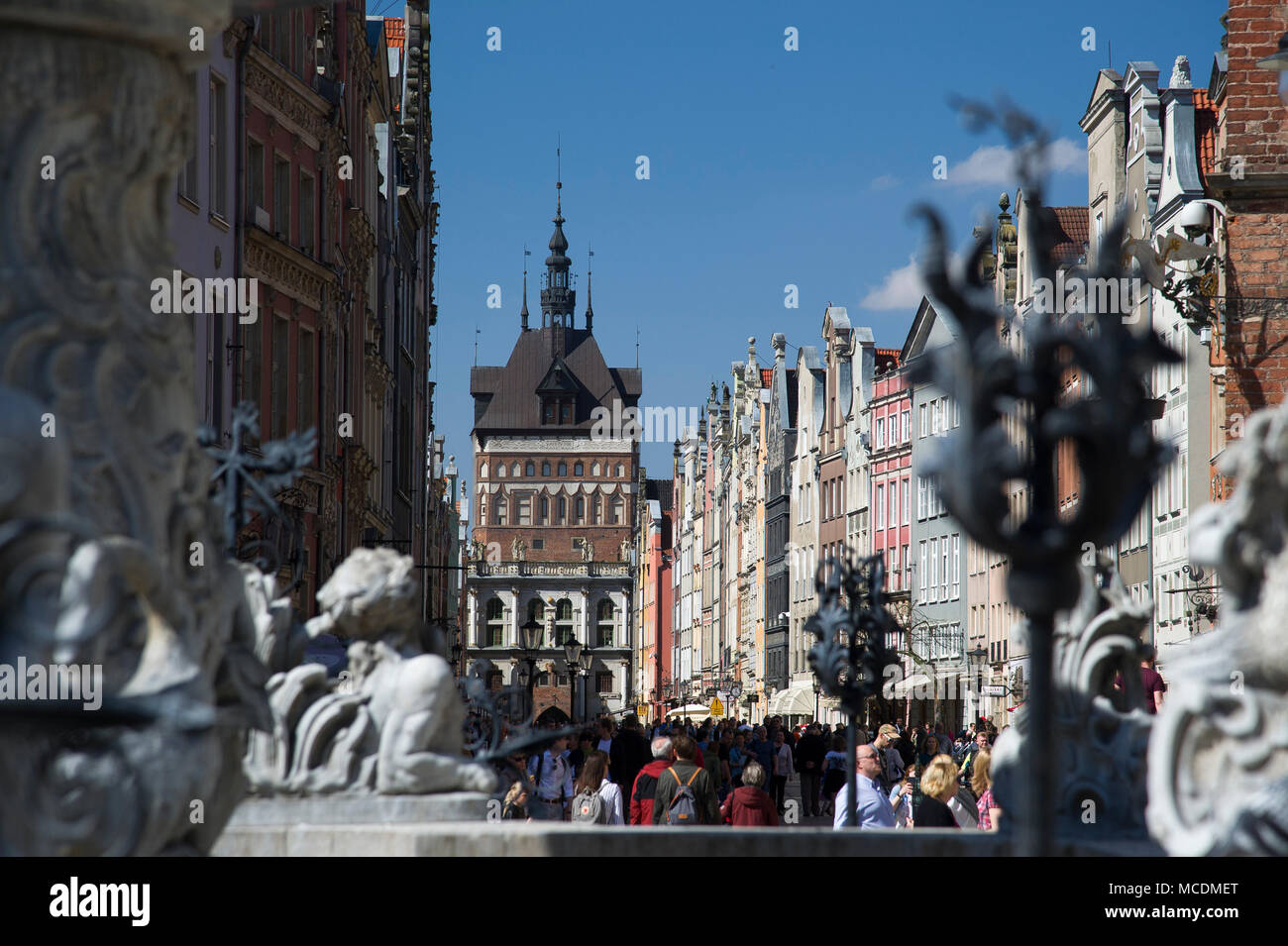 Renaissance Zlota Brama (Golden Gate) und gotische Wieza Wiezienna (Gefängnis Turm) von Przedbramie Dlugiej Ulicy (Fore Tor Komplex der Dluga Straße) und L Stockfoto