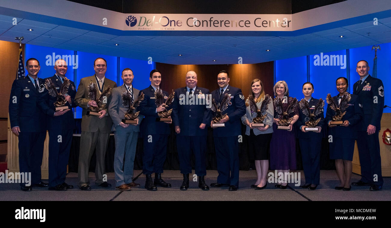 Jährliche Preisträger von der 436th Airlift Wing, Dover Air Force Base, Del., bis auf der Bühne für ein Gruppenfoto mit Oberst Ethan Griffin, 436Th AW Commander (ganz links); Master Sgt. Israel Del Toro, Gastredner (Mitte); und Chief Master Sgt. Michael Zimmerman, 436Th AW interim Befehl chief (rechts); am Abschluss der jährlichen Preisverleihung 2017, Feb 3, 2018, im Convention Center an der Delaware Technical Community College. 50 - zwei Superhelden aus der 436th AW konkurriert als "Beste erkannt - von - die - Beste' werden und die begehrte eagle Trophäe in ihrer jeweiligen Kategorie erhalten. (U.s. Stockfoto