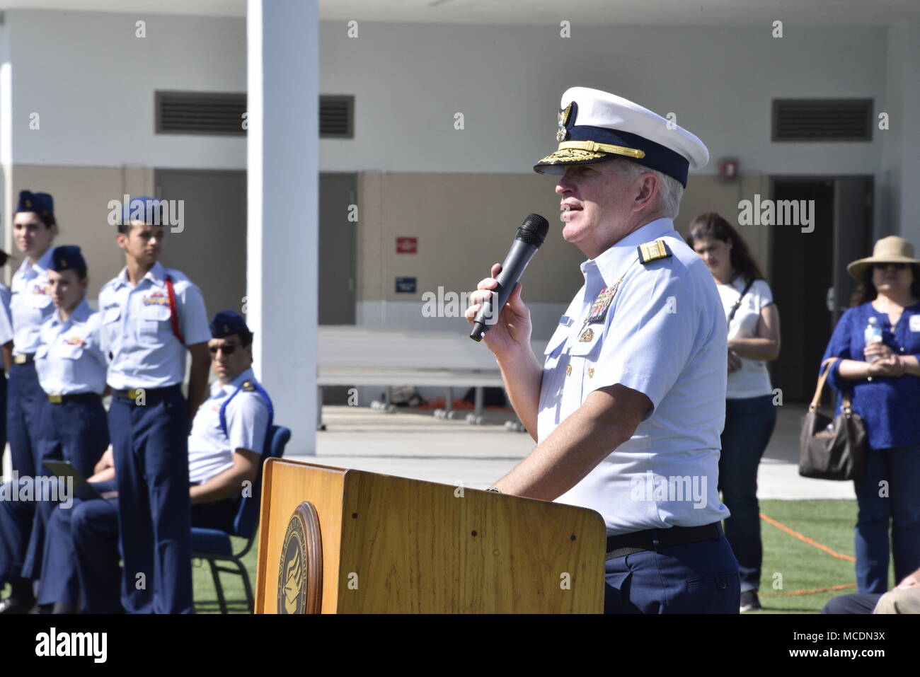 Coast Guard hinten Adm. Peter Brown spricht an der Revue passieren in der Marine- und Wissenschaft Technologie Akademie in Miami, Feb 21, 2018 gehalten wird. Der Pass ist eine lange militärische Tradition, in der ein kommandierender Offizier führt eine Überprüfung der Mitarbeiter ihre Einheit. U.S. Coast Guard Foto von Petty Officer 3. Klasse Brandon Murray. Stockfoto