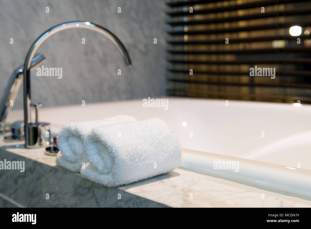 Bad Handtuch auf weißem Marmor Badewanne Stockfoto