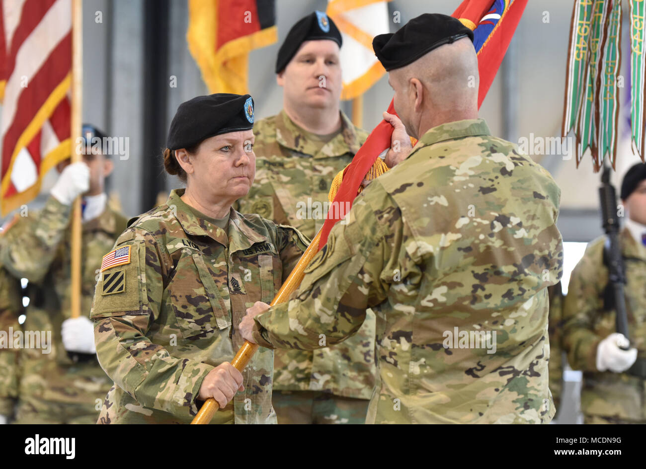 Command Sgt. Maj. Sheryl D. Lyon, Senior U.S. Army Europe Soldaten Advisor, übergibt die usareur Farben zu Generalleutnant Christopher Cavoli, Kommandierender General der USAREUR, während ihrer Überlassung von Verantwortung Zeremonie, Februar 20, 2018 auf Lehm Kaserne. Nach in ihrer Position für fast 3 Jahre, sie verzichtet auf ihre Verantwortung im Hinblick auf Ihre nächste Herausforderung als Senior Advisor Eingetragen von Armee Cyber Command zu bewegen. Stockfoto