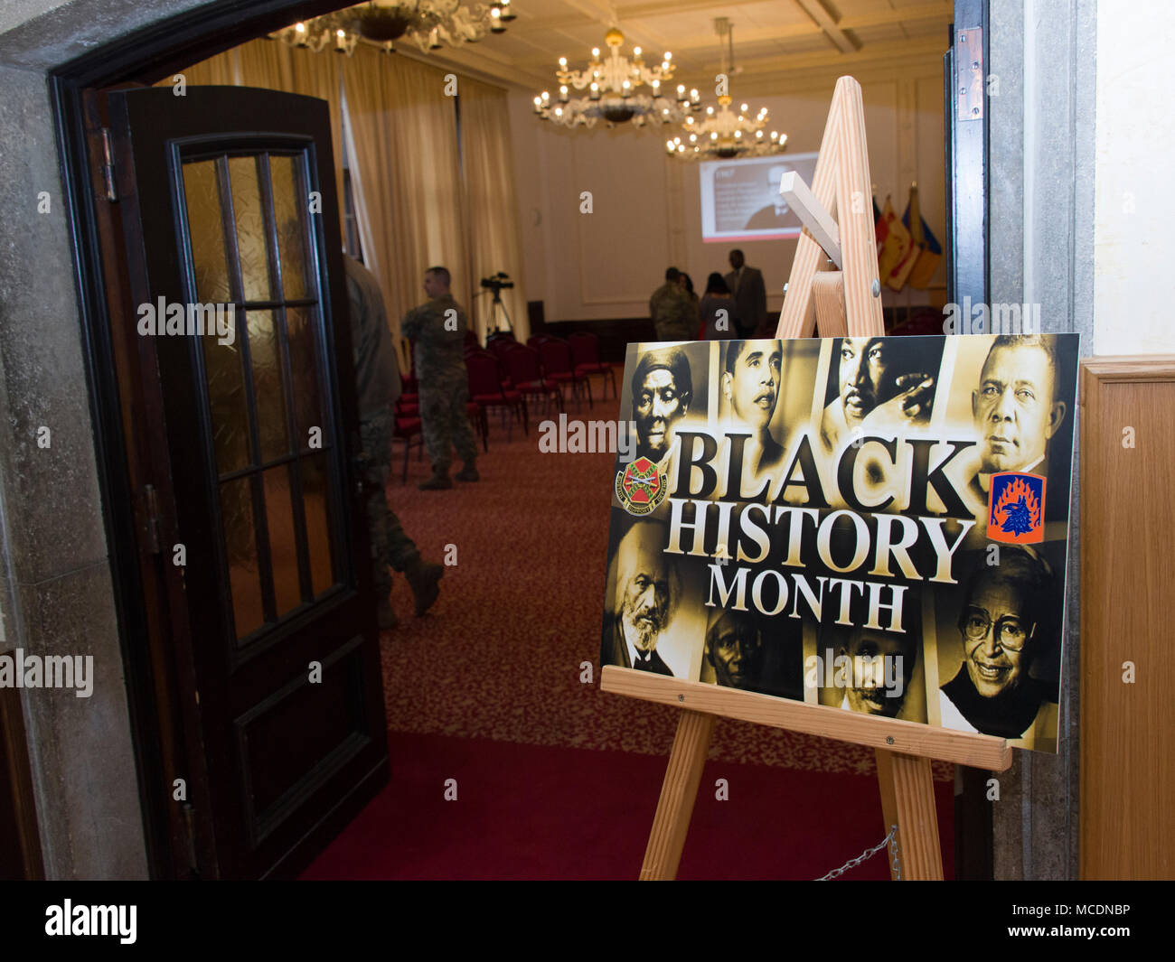 ANSBACH, Deutschland. Feb 15, 2018. Black History Month 2018 Einhaltung gefeiert wurde bei Von Steuben Community Center in Bismark Kaserne der US-Armee Garnison (USAG) Ansbach und 12 Combat Aviation Brigade gehostet werden. Einleitende Bemerkungen 1. Sgt. Alvin T. Weiß, erster Sergeant USAG Ansbach. Gastredner Herr Tyrone D. Arnold und Frau Stacy Steinhoff. (U. S. Armee video von visuellen Informationen Spezialist Eugen Warkentin) Stockfoto