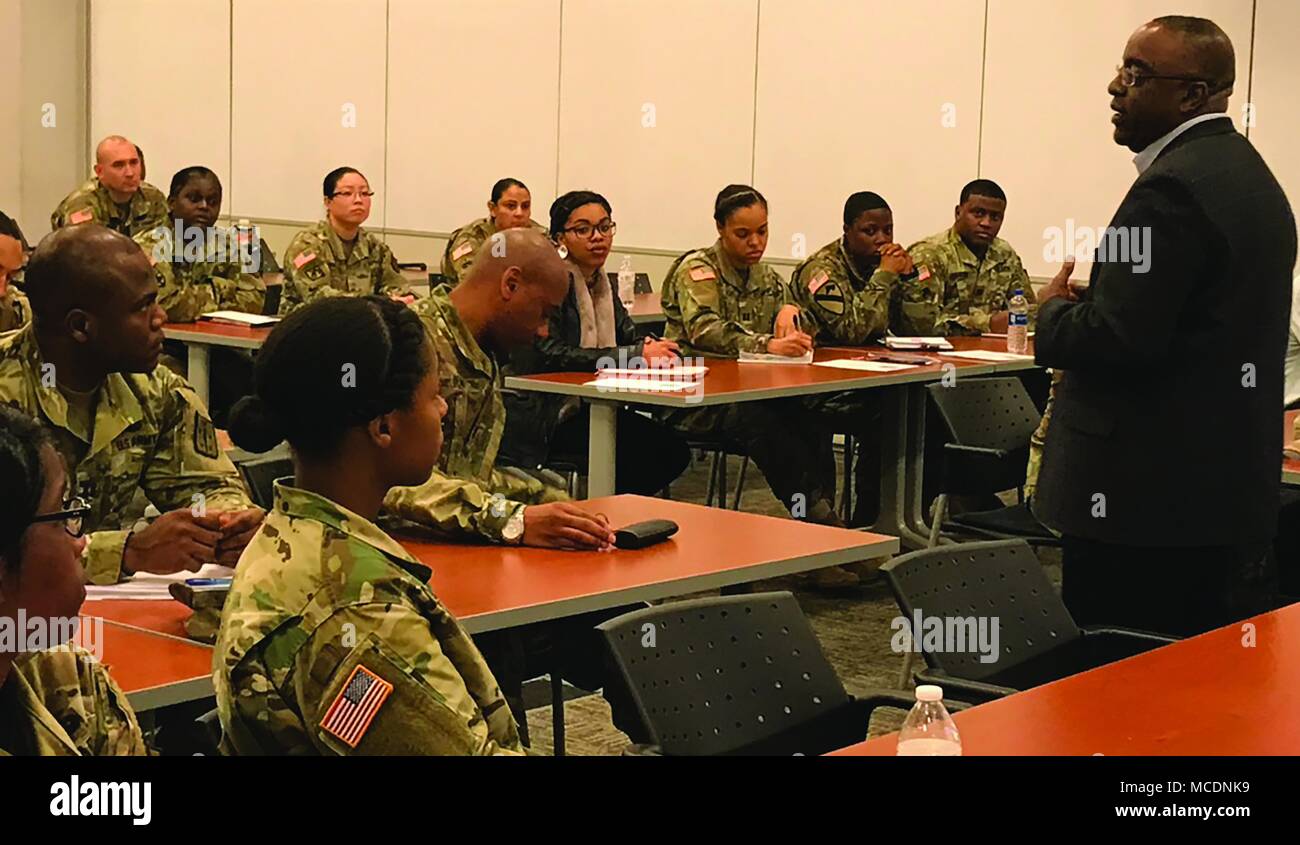 ROCKS Inc. Ist eine professionelle Entwicklungsorganisation, die Vielfalt und Führung innerhalb des Offizierskorps der US-Armee unterstützt. Am 14. Februar 2018 sprach ein pensionierter Brigadegeneral während des Fort Lee–Central Virginia Chapter Seminars an der Army Logistics University. Das Archivfoto dokumentiert eine Veranstaltung zur beruflichen Weiterentwicklung des Offiziers, die auf der Installation veranstaltet wird. Stockfoto