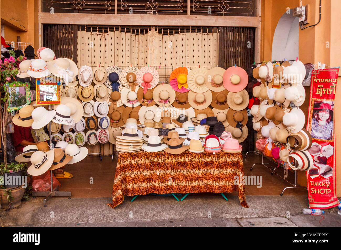Hüte für Verkauf auf der Straße abgewürgt, alte Stadt Phuket, Thailand Stockfoto