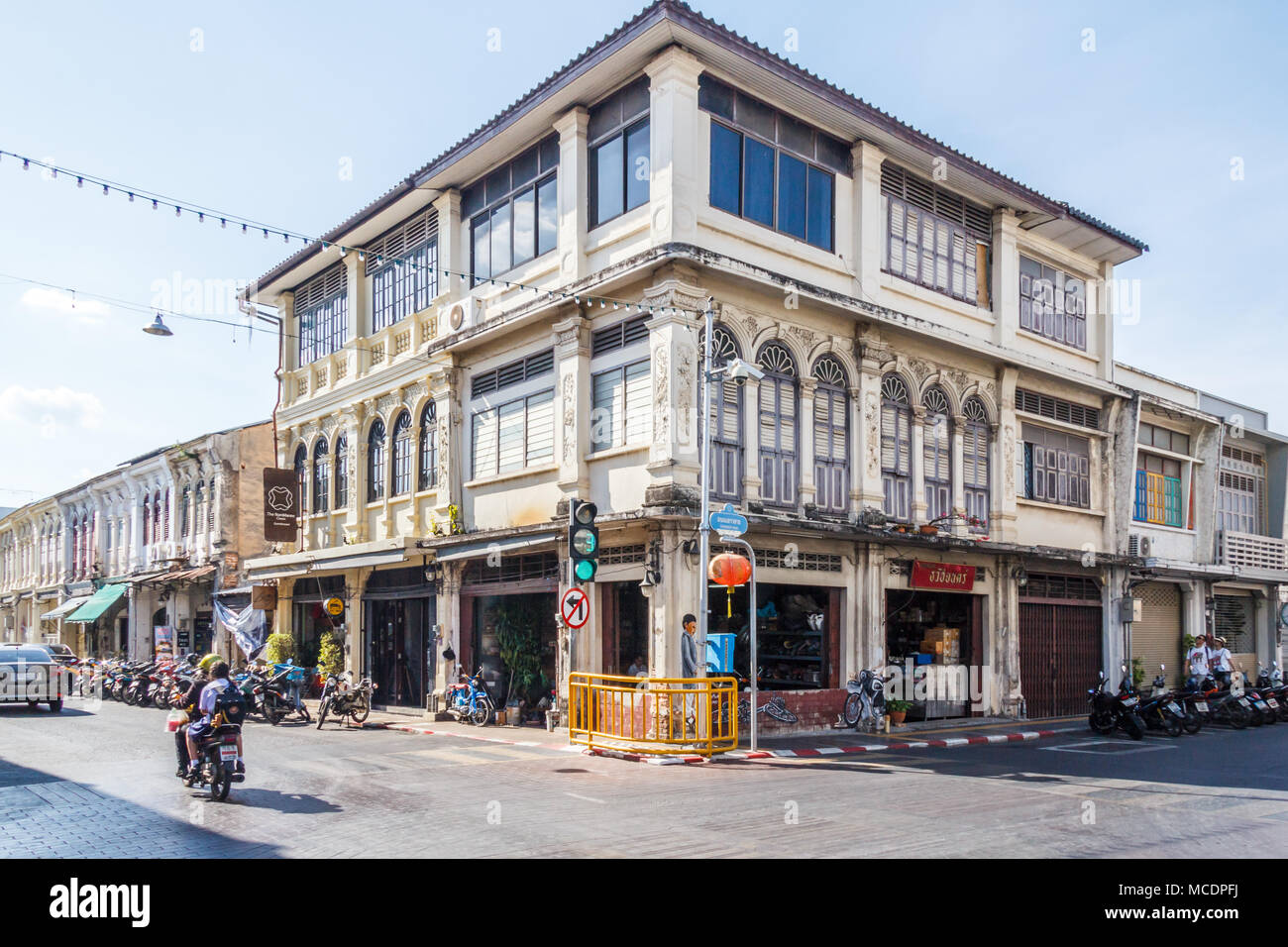 Straße Ecke mit Sino portugiesische Architektur, alte Stadt Phuket, Thailand Stockfoto
