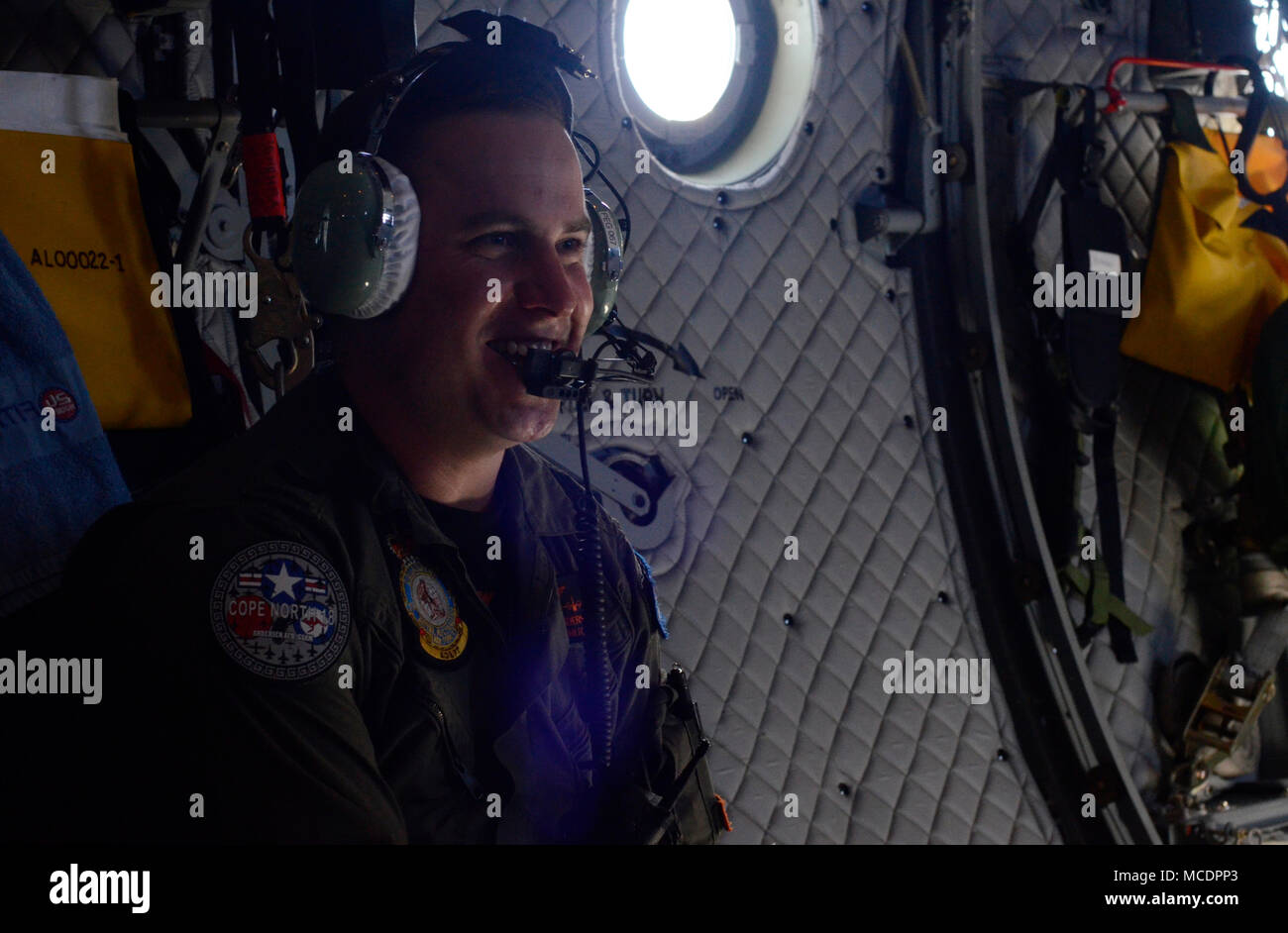 Pazifik (Feb. 21, 2018) - der Royal Australian Air Force Sergeant Daniel Saunders, ein load master an Bord einer C-27 Spartan Aircraft, lächelt während des Fluges auf der pazifischen Insel von Rota, 24.02.21. Cope North verbessert die multilateralen Flugbetrieb zwischen Nationen. Diese Jahre Übung mehr als 2.000 US-Truppen mit mehr als 800 japanischen und australischen Truppen, und mehr als 100 Flugzeuge aus 21 Einheiten, die Ausbildung für die humanitäre Hilfe und Katastrophenhilfe Missionen kombiniert. (U.S. Marine Foto von Mass Communication Specialist Seaman Randall W. Ramaswamy/Freigegeben) Stockfoto