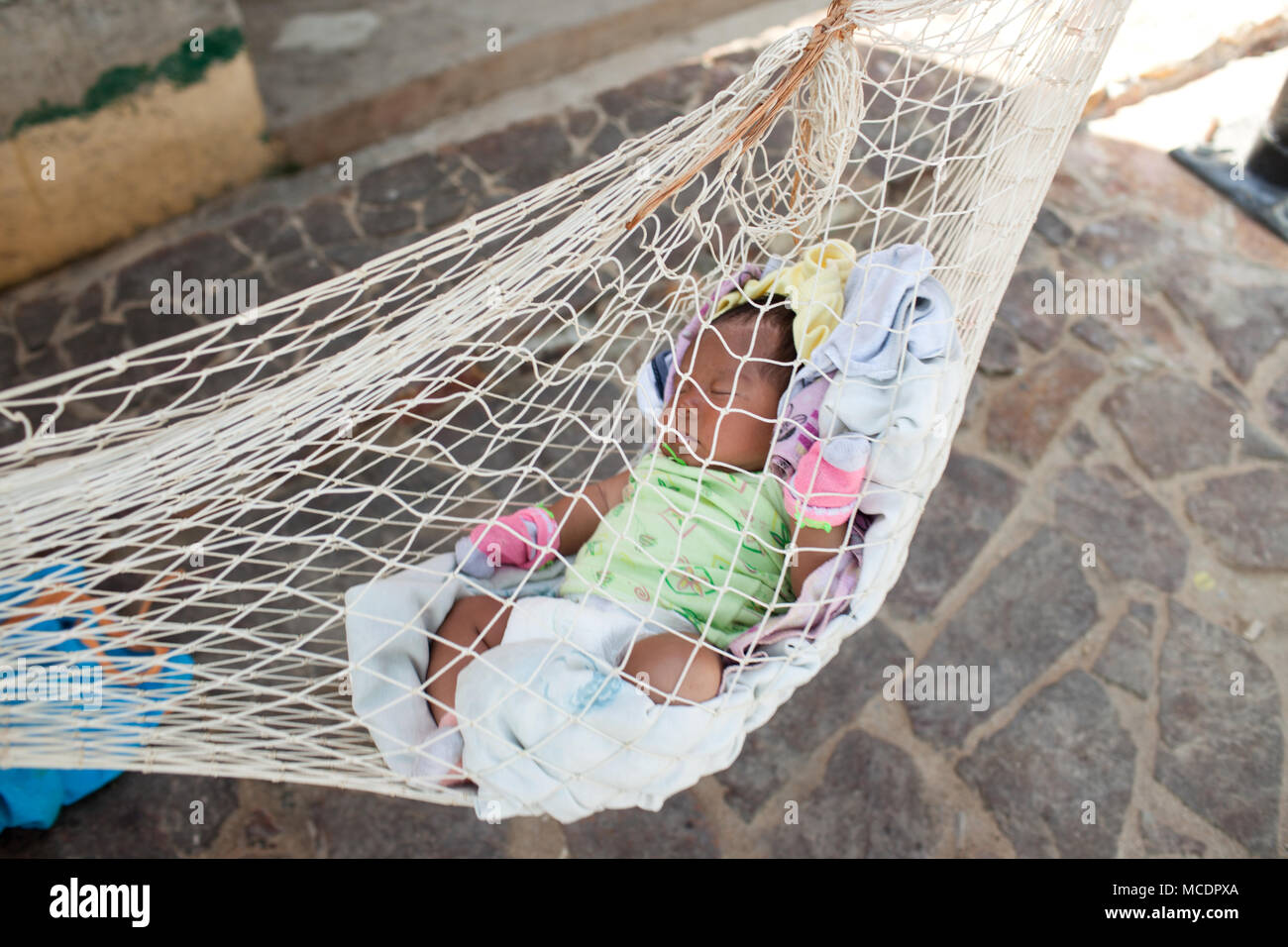 Ein Baby schläft am Strand Caleta in Acapulco, Guerrero, Mexiko am Mittwoch, den 18. November 2015. Acapulco ist einer der bekanntesten Badeorte, Hosting viele berühmte Persönlichkeiten während der fünfziger Jahre. Jedoch ständige Gewalt weitgehend international das Image der Stadt und ausländischen Tourismus Zahlen betroffen. Stockfoto