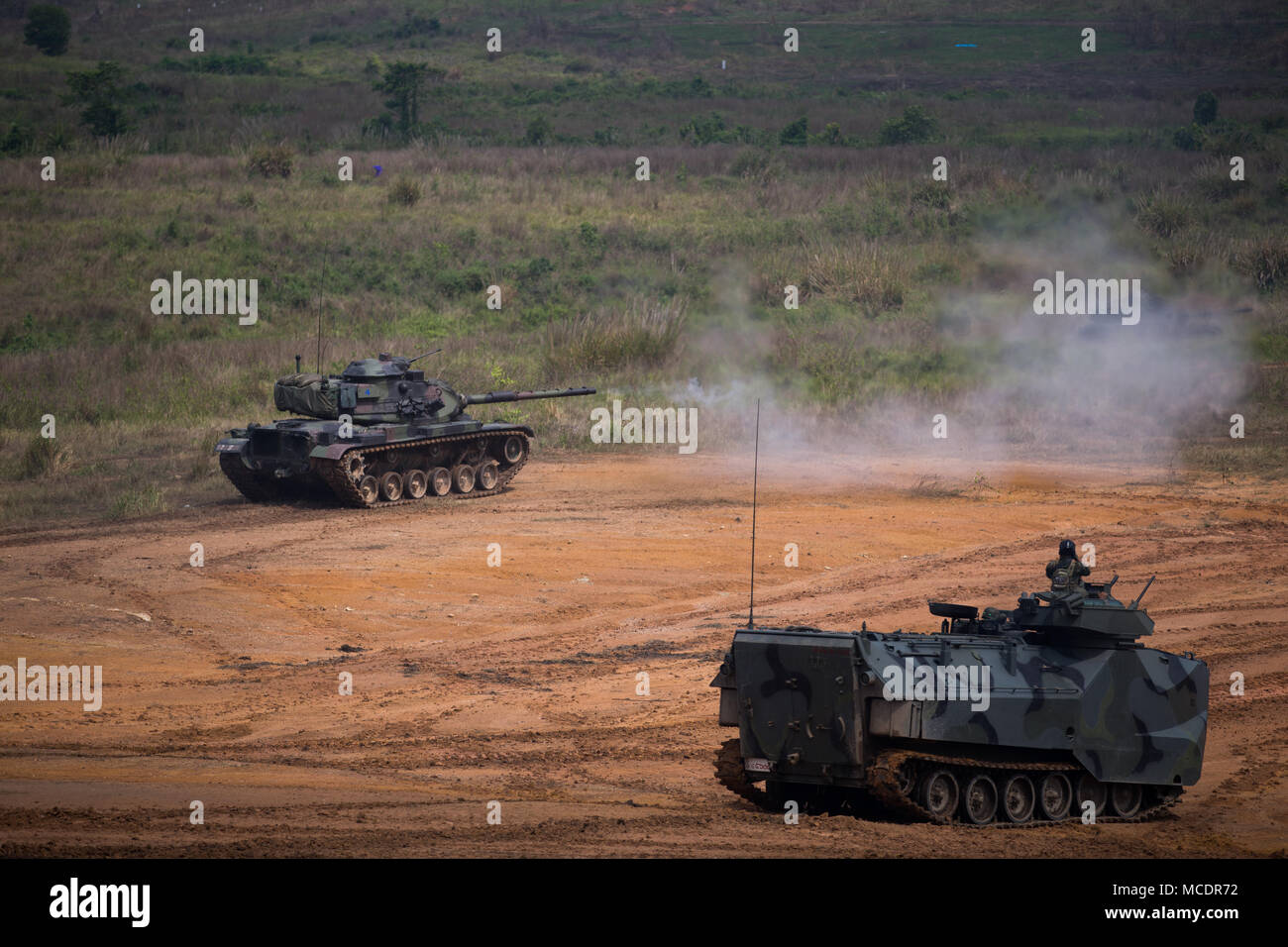 Ein Royal Thai M60 A1 Kampfpanzer Brände während einer kombinierten Waffen live Fire Training als Teil der Übung Cobra Gold 18, Ban Chan Krem, Thailand, Jan. 23, 2018. Cobra Gold 18 ist eine jährliche Übung im Königreich Thailand durchgeführt und läuft vom 13-23 Februar mit sieben voll teilnehmenden Nationen. (U.S. Marine Corps Foto von Sgt. Rebecca L. Floto) Stockfoto