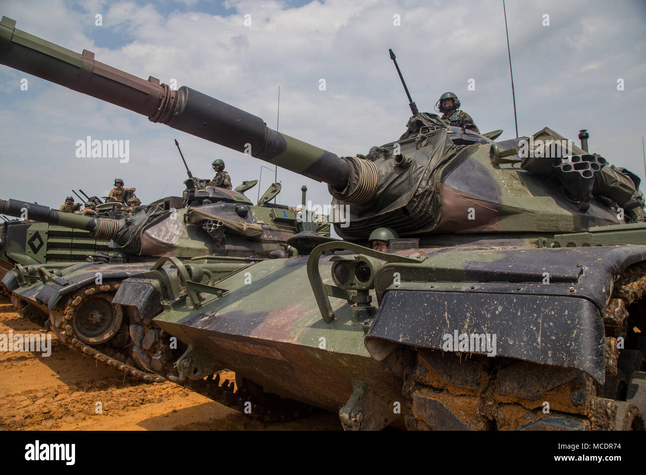 Ein Royal Thai M60 A1 Kampfpanzer ist für eine Gruppe Foto während einer kombinierten Waffen live Fire Training als Teil der Übung Cobra Gold 18, Ban Chan Krem, Thailand, Feb.23, 2018 positioniert. Cobra Gold 18 ist eine jährliche Übung im Königreich Thailand durchgeführt und läuft vom 13-23 Februar mit sieben voll teilnehmenden Nationen. (U.S. Marine Corps Foto von Sgt. Rebecca L. Floto) Stockfoto