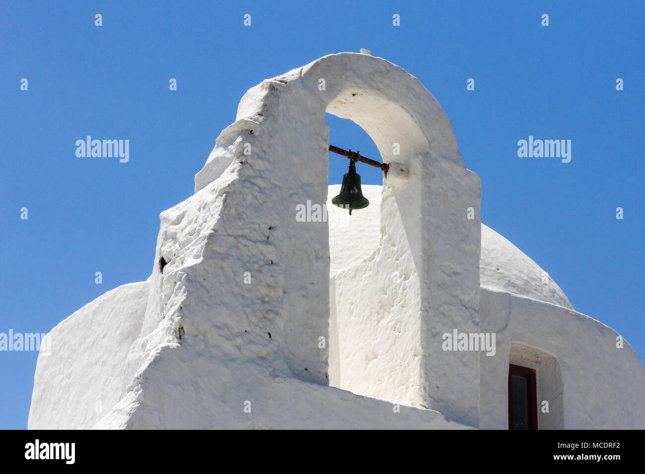 Bell auf Kirche Panagia Paraportiani, Chora, Mykonos, Griechenland Stockfoto