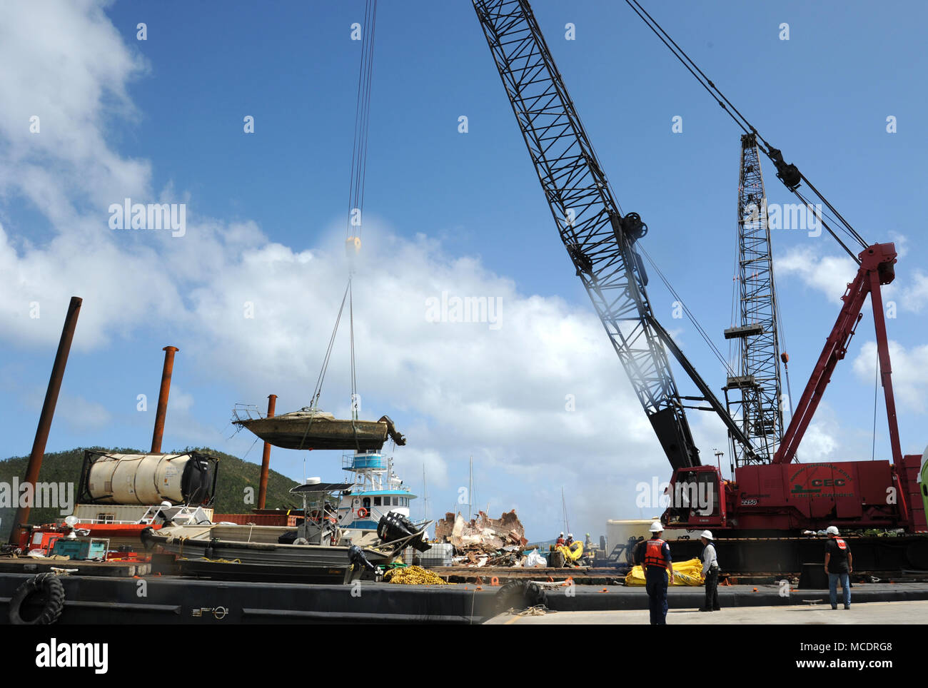 Mitglieder der Marine lösen Gruppe ein Boot als STT060 zu der Staging Area in der Nähe von Red Hook, St. Thomas, USVI, Feb 21, 2018 identifiziert. Platzierung von diesem Schiff in der Staging Area abgeschlossen Emergency Support Funktion 10 (ESF-10). Die Küstenwache led ESF-10 Mission, an Unterstützung und unter der Leitung des amerikanischen Jungferninseln Abteilung der Planung und der natürlichen Ressourcen, die Umweltverschmutzung zu verringern, und entfernen Sie den Schiffen, die von den Hurrikanen Irma und Maria verdrängt. Coast Guard Foto von Petty Officer 1st Class Gina Ruoti Stockfoto