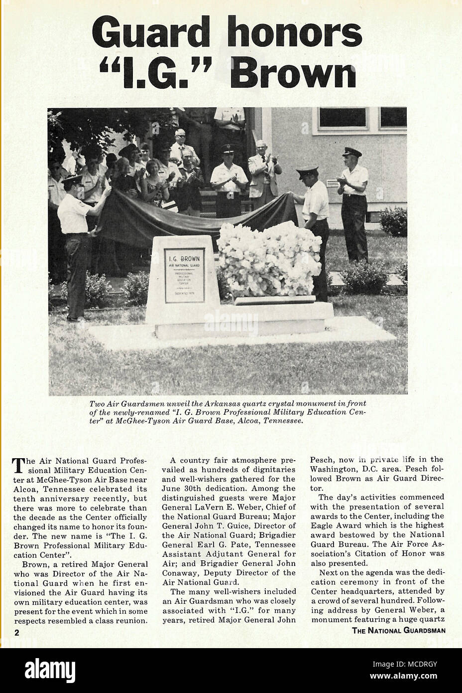 Eine nationale Scots Guards Artikel Berichte 10-jähriges Jubiläum der Air National Guard Training und Education Center und Einweihung Juni 30, 1978, für pensionierte Luftwaffe Generalmajor I.G. Braun. Allgemeine Braun war der erste Direktor der Air National Guard. Er war bei der Gründung von einem NCO Academy für die Air Guard, die in der professionellen militärischen Ausbildung erweitert und professionelle Weiterbildung für Tausende von Soldaten und Offiziere beteiligt. Er starb drei Monate nach der Zeremonie am 63. (U.S. Air National Guard Foto/Master Sgt. Mike R. Smith) Stockfoto