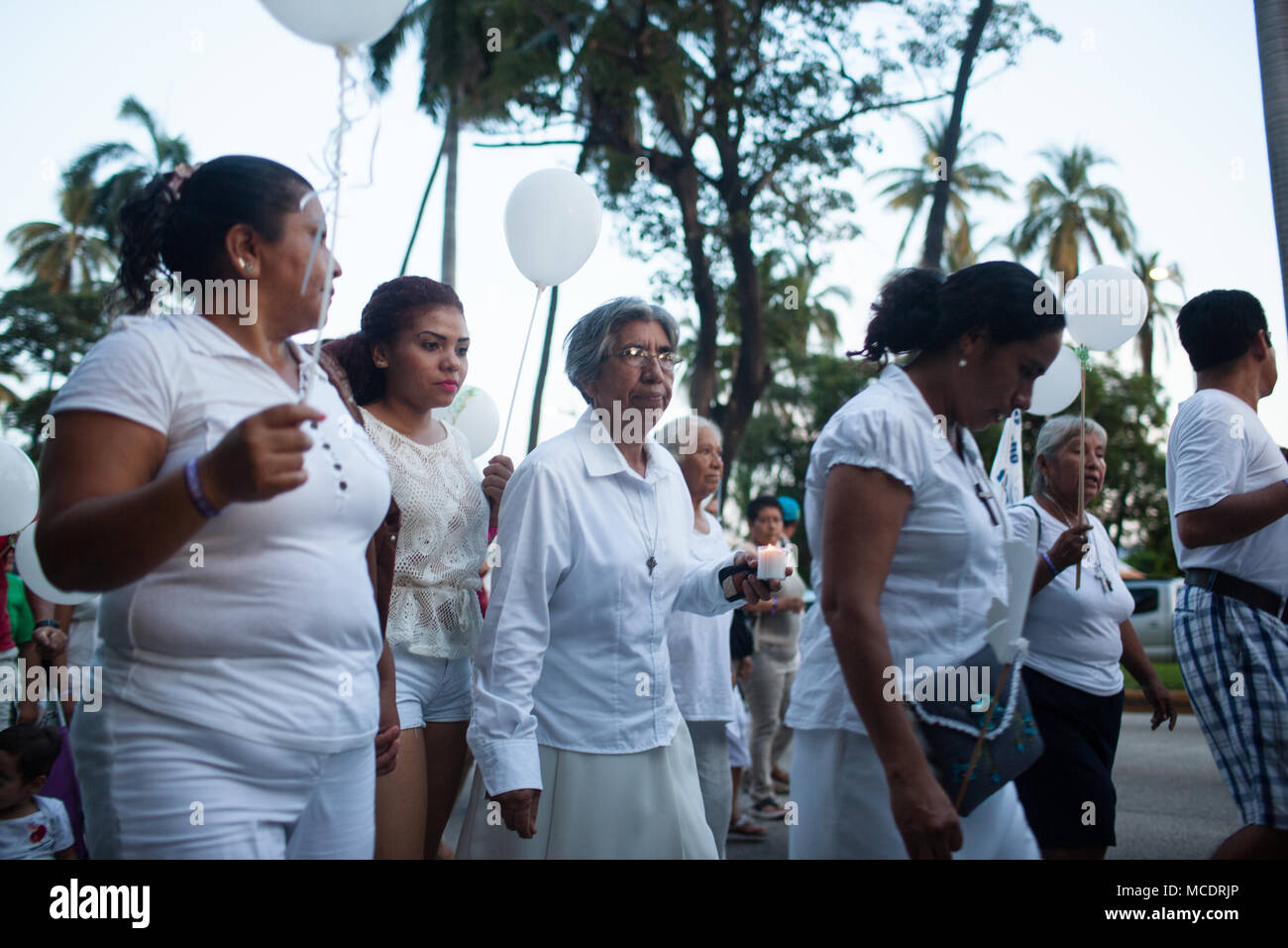 Menschen bei den Weg für den Frieden, eine Kirche gesponserten Event für das Ende der Gewalt zu nennen, im Zentrum von Acapulco, Mexiko am Donnerstag, 19. November 2015. Stockfoto