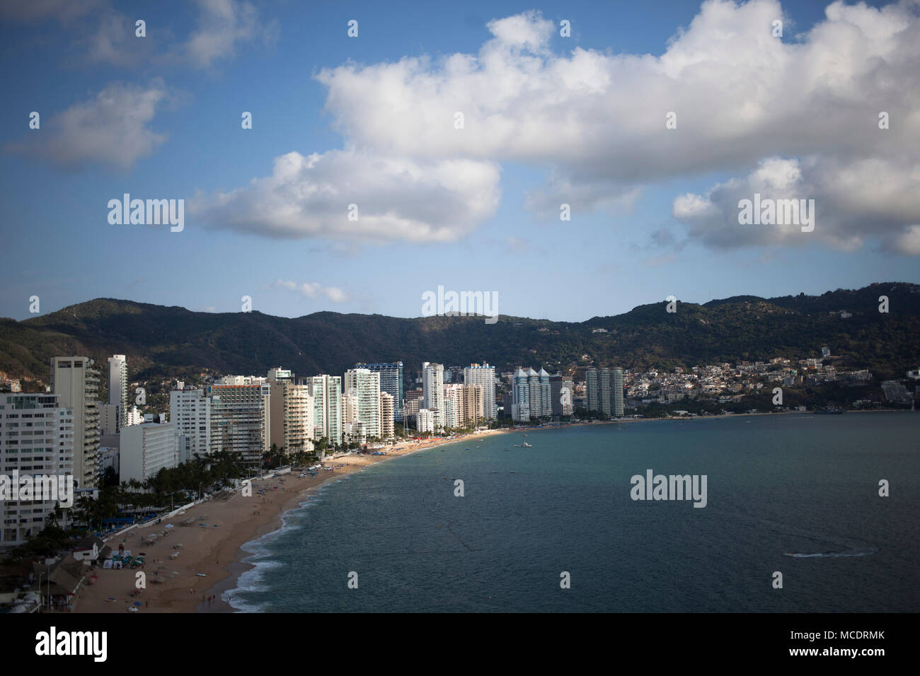 Ein Blick auf die Hotels am Strand entlang in Acapulco, Guerrero, Mexiko am 8. Februar 2015. Hohe Gewalt Preise haben ein Rückgang dieser einst populären touristischen Bereich gesehen. Stockfoto