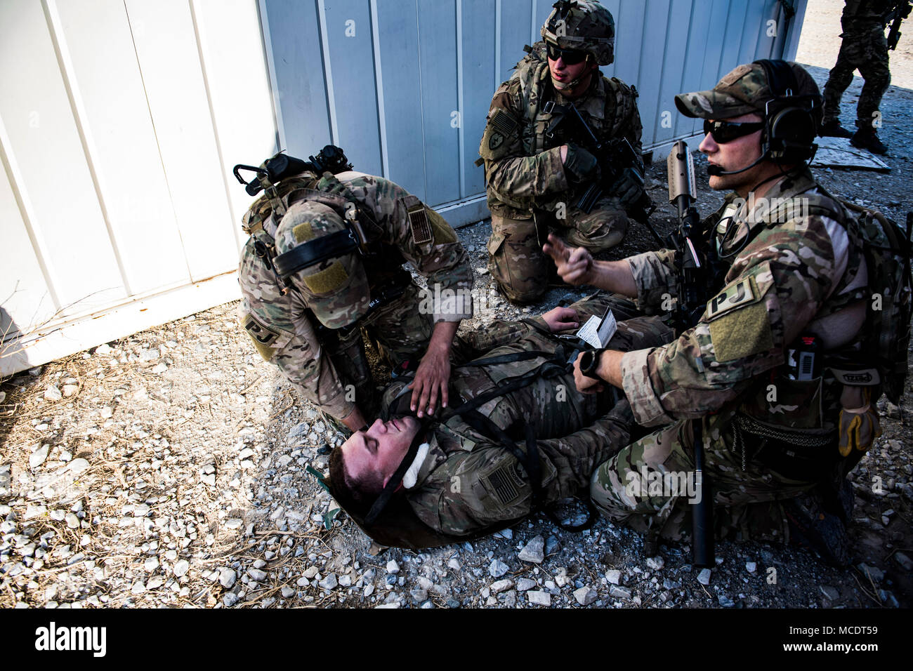 Us Air Force pararescuemen, die 83Rd Expeditionary Rescue Squadron zugeordnet, Durchführung der medizinischen Ausbildung mit Combat medics auf die U.S. Army Aviation Eingreiftruppe, Task Force Schläger am Flughafen Bagram, Afghanistan, Feb.22, 2018 zugeordnet. Die Ausbildung wurde entwickelt, um die Integration zwischen dem 83. und dem ARF ERQS fördern. (U.S. Air Force Foto von Tech. Sgt. Gregory Bach) Stockfoto