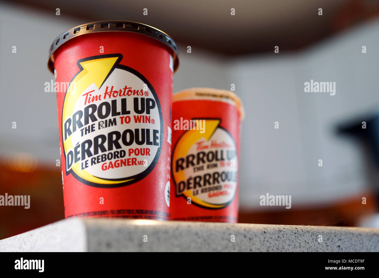 Montreal, Kanada, 14. April 2018. Close-up von einem Tim Hortons Roll-up der RIM-contest Papier Kaffeetasse zu gewinnen. Credit: Mario Beauregard/Alamy leben Nachrichten Stockfoto