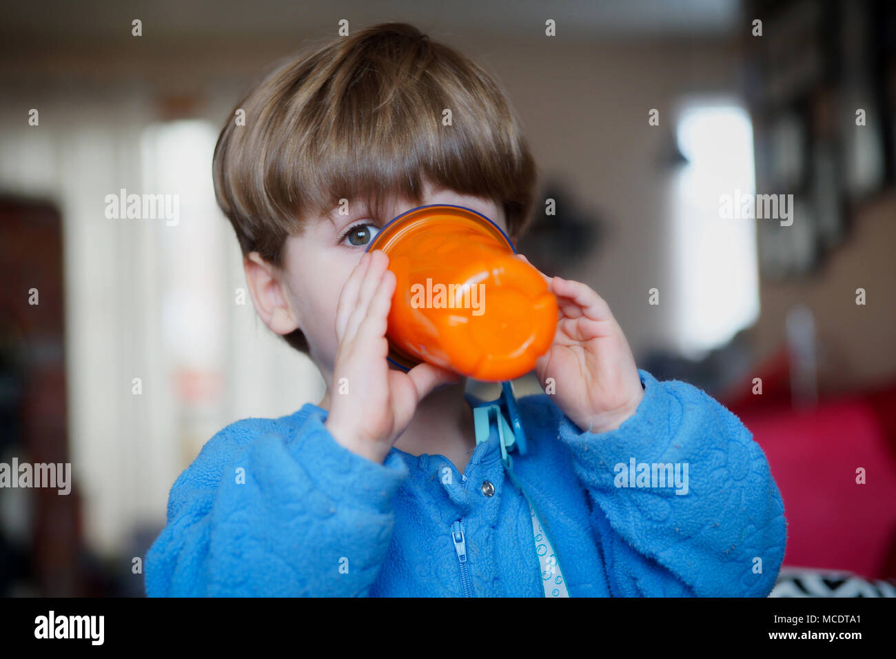 Montreal, Kanada, 14. April 2018. Junge Kind trinken aus einem sippy Cup.. Credit: Mario Beauregard/Alamy leben Nachrichten Stockfoto