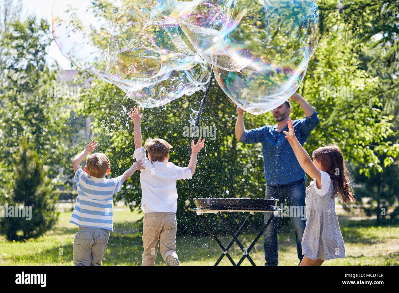 Middle-Aged Animator Unterhaltsame Kinder Stockfoto