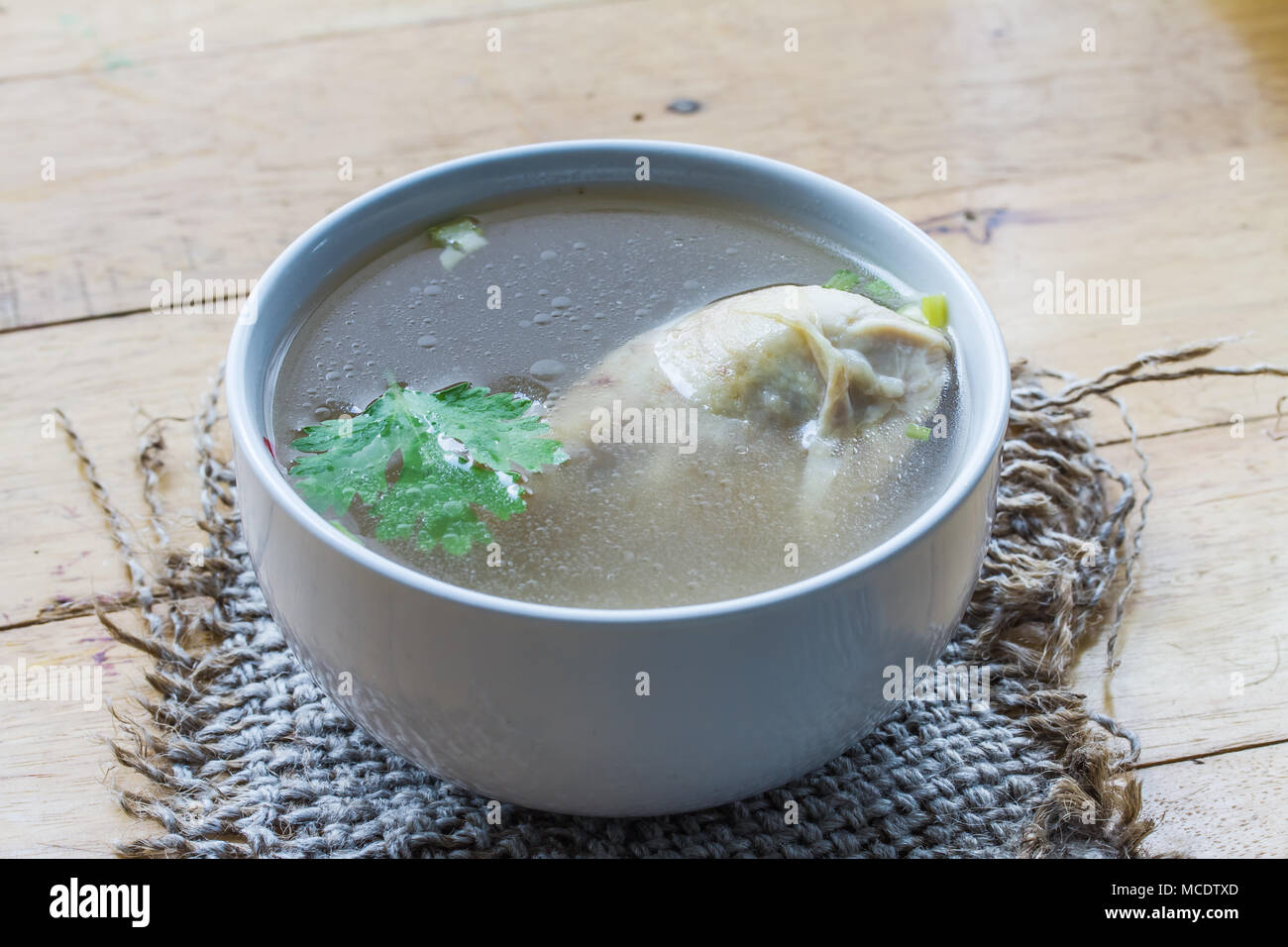 Hühnersuppe, Hühnersuppe auf Tisch Hintergrund Stockfoto