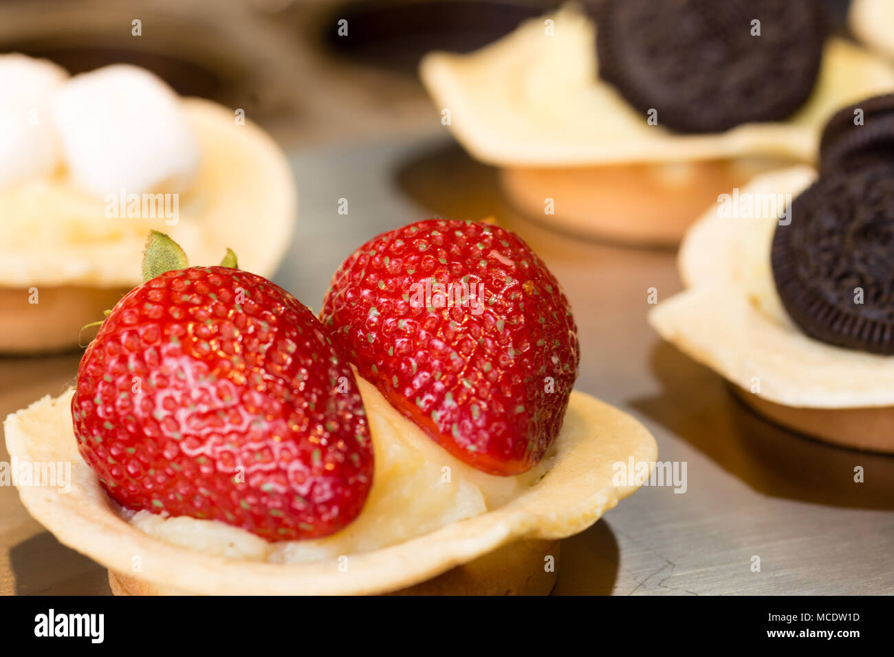 Taiwanesische Erdbeeren und Vanillesauce rad Start Stockfoto