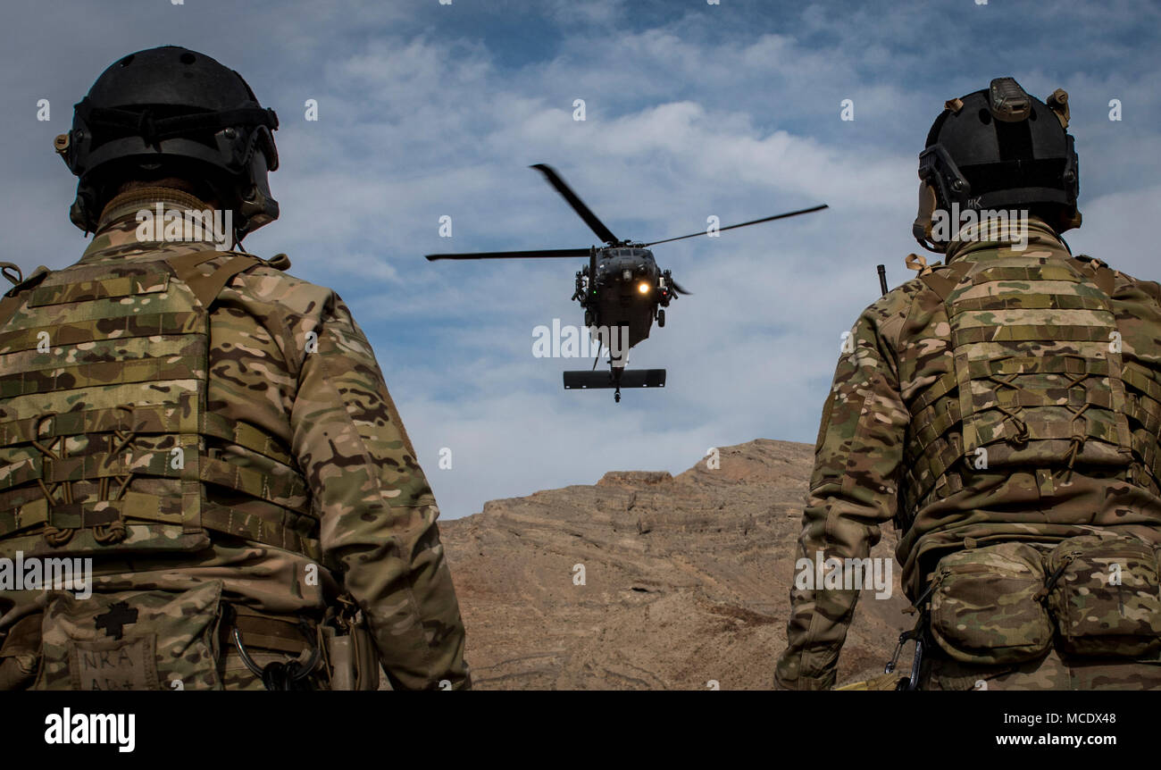 Pararescuemen warten auf ein HH-60G Pave Hawk Hubschrauber, die 66Th Rescue Squadron zugewiesen, während der Ausbildung auf der Nellis Air Force Base, Nevada, Feb 22, 2018. Pararescue Spezialisten Rettung und Wiederherstellung von abgestürzten Piloten, von feindseligen oder anderweitig nicht erreichbar. (U.S. Air Force Foto von älteren Flieger Kevin Tanenbaum) Stockfoto