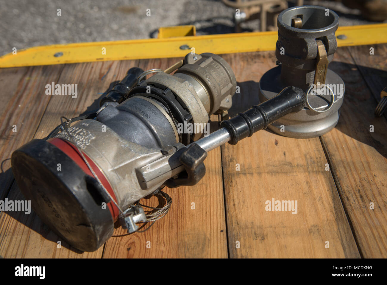 Ein Hubschrauber sinnvoll tanken System (HERS) Kraftstoffpumpe sitzt auf einem Container während der Übung bewältigen Nord 2018 bereit für den Einsatz bei Tinian, US-Commonwealth der Nördlichen Marianen, Feb 26. Eine ihre ist eine portierbare tanken, das in der Lagerung von 3.000 Liter Kraftstoff. (U.S. Air Force Foto von Airman 1st Class Juan Torres Chardon) Stockfoto