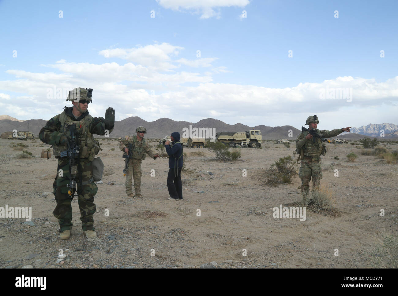 Us-Armee Soldaten zu 3 Geschwader zugewiesen sind, 3.Kavallerie Regiments, unterstützen einheimische Personal während entscheidende Maßnahmen Rotation 18-04 am National Training Center in Fort Irwin, Calif., Feb.12, 2018. NTC-Rotation 18-04 ist darauf ausgelegt, die Fähigkeiten der Regiment montiert Schützen gegen einen ähnlich ausgestattet, gegen die Bedrohung zu testen. (U.S. Armee Foto von SPC. Courtney Hubbard, Operations, National Training Center) Stockfoto