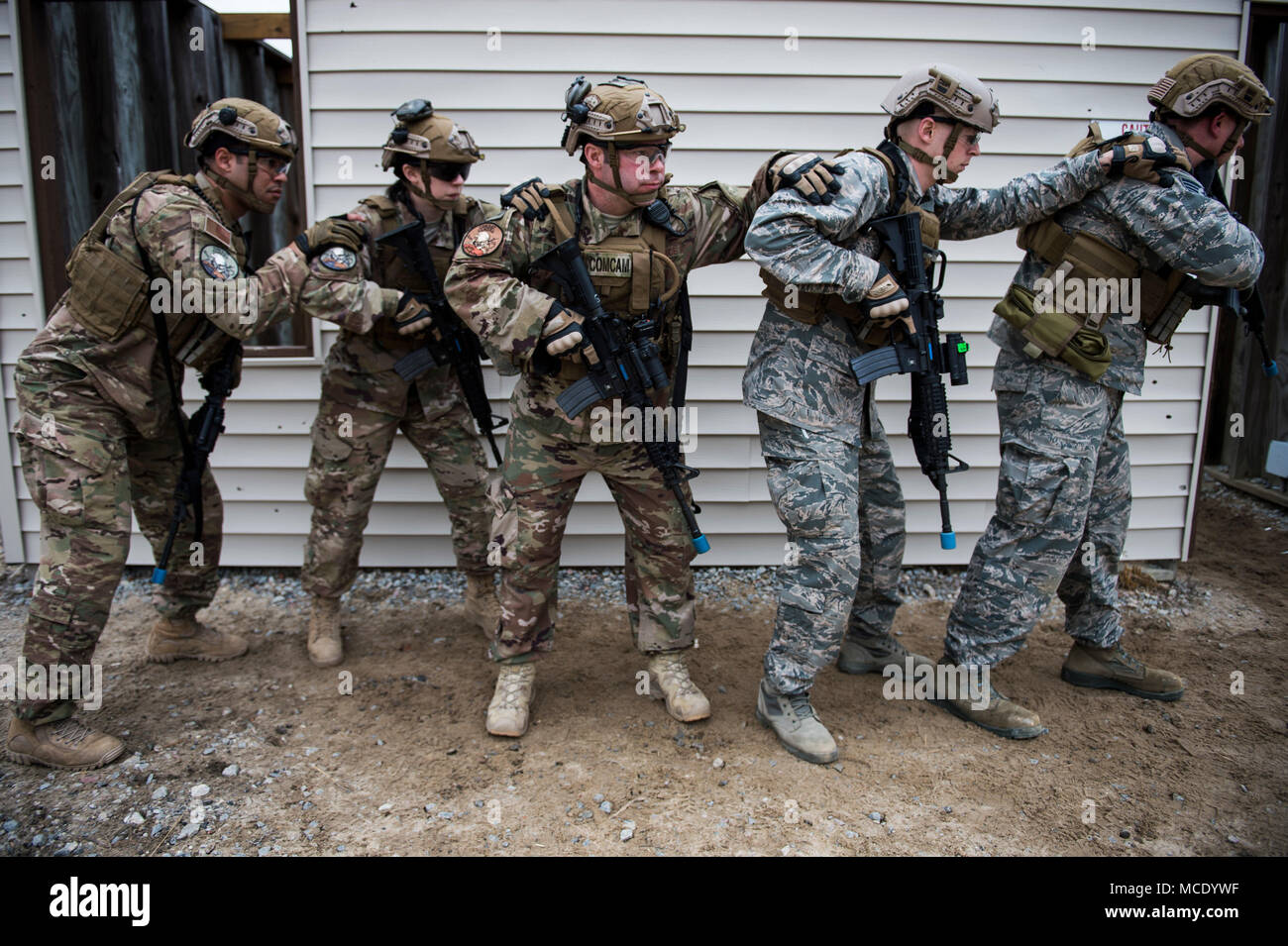 Bekämpfung der Kamera Flieger bereiten Sie ein Gebäude während Close Quarters Combat Training, Übung Scorpion Linse 2018, am Fort Jackson, South Carolina, Feb 12, 2018. Übung Scorpion Linse ist eine jährliche Fähigkeit zu Überleben und Betreiben Training durch die Air Force Combat Kamera job Qualifizierung Standards beauftragt. Gehalten an der United States Army Training Center Fort Jackson, S.C., und die McCrady Training Center, der Eastover, S.C. der Zweck der Übung ist eine Auffrischungsschulung kamera Personal zur Bekämpfung zur Verfügung zu stellen. Personen sind in den Bereichen der Kampftaktik, Fotografie, Videografie angewiesen, ein Stockfoto