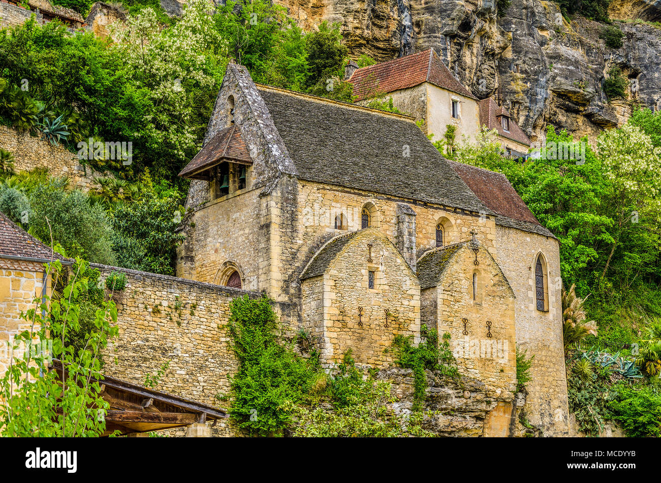 Blick von den Hängen des Berges und es eine Kirche des Dorfes La-Roque-gageac am Ufer des Flusses Dordogne im Süden Frankreichs Stockfoto