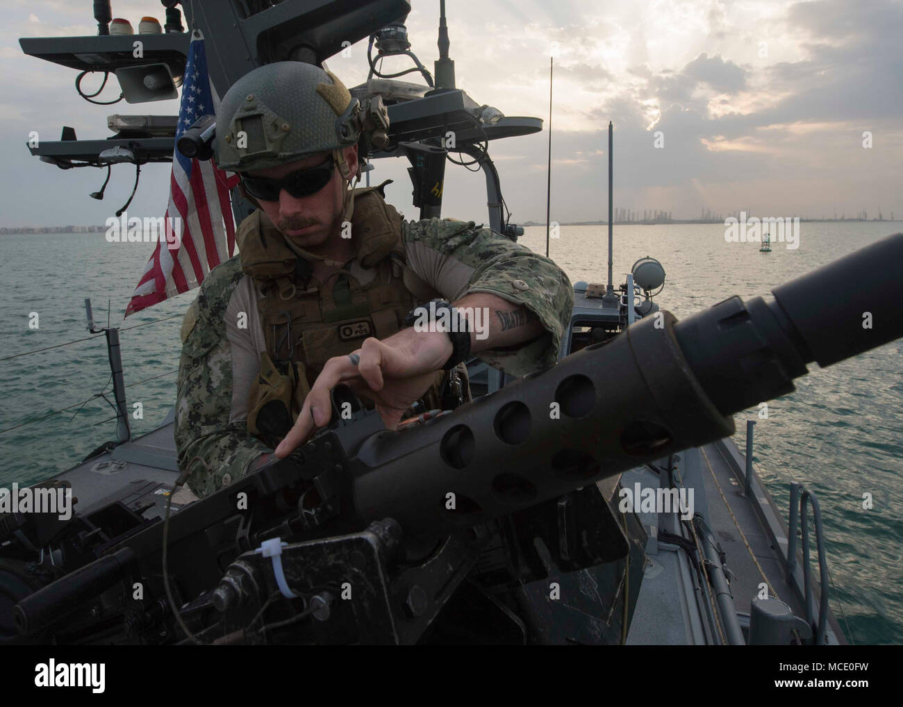 180228-N-ES 566-014 MANAMA, Bahrain (Feb. 28, 2018) von Gunner Mate 1. Klasse Mark Lauderbaugh, an die in den Küstenzonen Riverine Squadron 4 zugeordnet, lasten Munition in ein M2B Maschinengewehr während ein verdächtiges Paket und kleinen Boot Angriff bohren als Teil von Neon Antwort 18. Neon Antwort 18 ist eine bilaterale maritime Sicherheit und die Beseitigung von Explosivstoffen Übung zwischen der U.S. Navy und Bahrain Verteidigung ForceBDF entworfen, die Interoperabilität zu verbessern. (U.S. Marine Foto von Mass Communication Specialist 1. Klasse David Kolmel/Freigegeben) Stockfoto