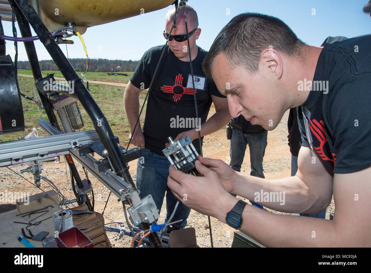 Anthony Callaham, Team Kirtland Team Mitglied, arbeitet eine gebrochene Servo auf Radio seines Teams - kontrolliert, ultra-Light aircraft Feb.27, 2018, vor der Kirtland Air Force Research Laboratory Commander's Challenge Demonstration 2017 an der Redstone Arsenal in Huntsville, Alabama zu reparieren. Die Kirtland Konzept für die isolierten Verstärkung, vorwärts-Truppen war eine kleine, autonome Fahrzeug mit liefert, die dann ihren eigenen Weg zu einem Rendezvous Point in der Lage wäre, geladen. (U.S. Air Force Foto von R.J. Oriez) Stockfoto