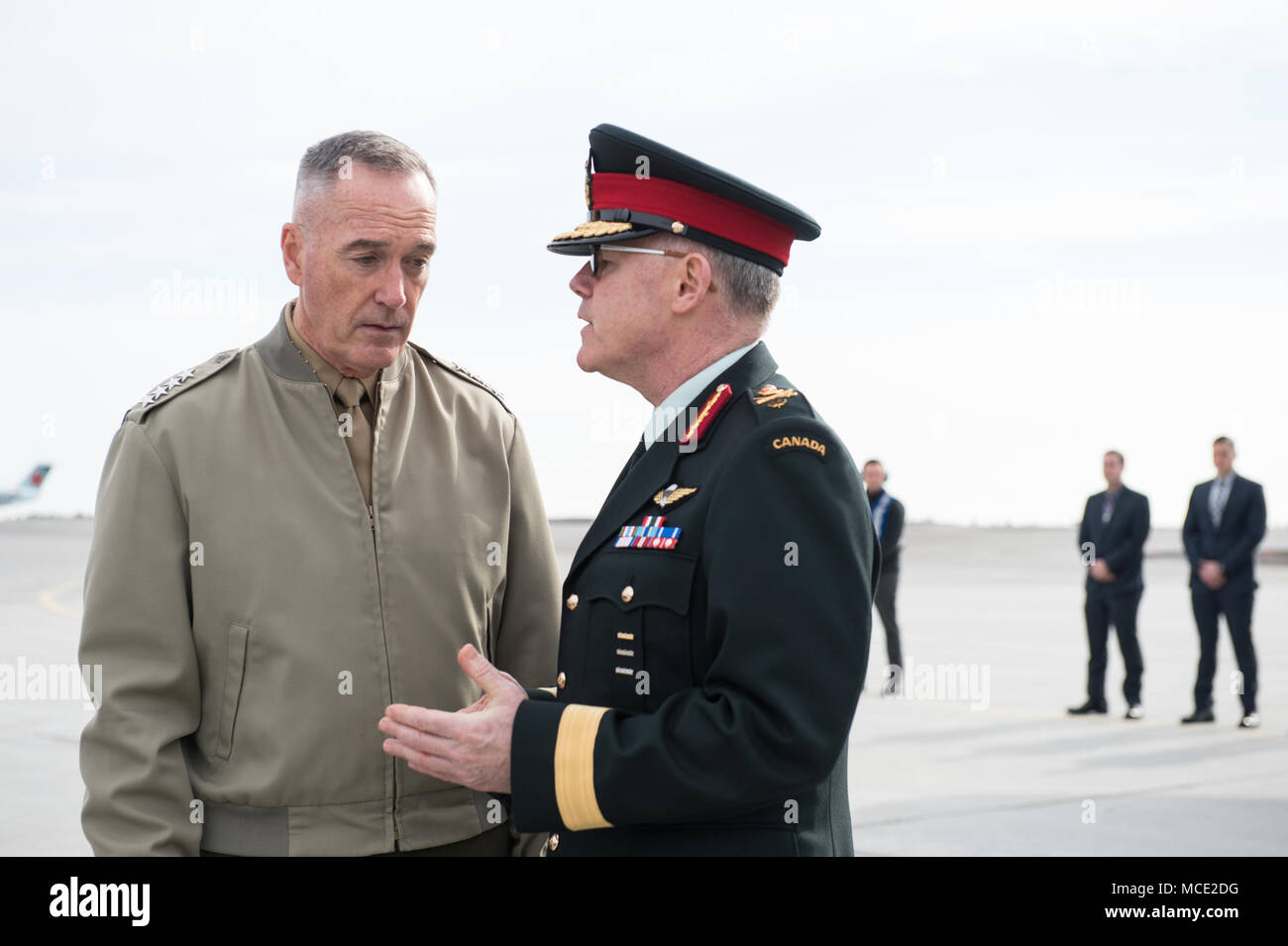 Us Marine Corps Gen. Joe Dunford, Vorsitzender des Generalstabs (CJCS), spricht mit kanadischen Brig. Gen. Brian McPherson, Chief der Verteidigung Personal Verbindungsoffizier zur CJCS, bei der Ankunft in Ottawa, Kanada, Jan. 27, 2018. Gen. Dunford wurde in Ottawa für Treffen mit hochrangigen kanadischen Beamten über die laufende Entwicklung des North American Aerospace Defense Command. (DoD Foto von U.S. Army Sgt. James K. McCann) Stockfoto
