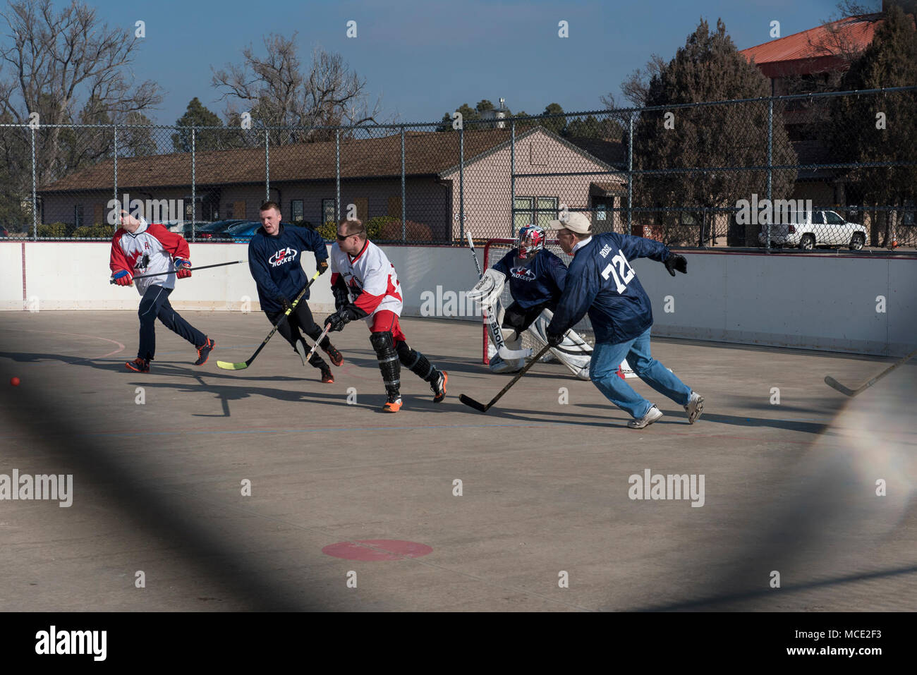 PETERSON AIR FORCE BASE, Colo - die Amerikaner hart gekämpft, Feb.23, 2018, zu gewinnen die US-vs Kanada Ball Hockey Game auf der Peterson Air Force Base, Colorado. Der Amerikaner gewann 3-2. (U.S. Air Force Foto von Airman 1st Class Alexis Christian) Stockfoto