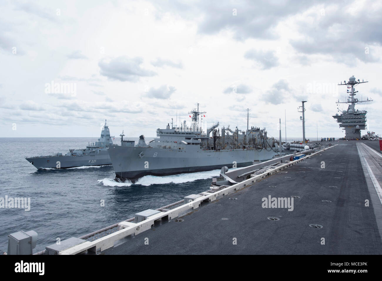 180228-N-EA 818-175 ATLANTIK (Feb. 28, 2018) Der Nimitz-Klasse Flugzeugträger USS Harry S. Truman (CVN 75), rechts, führt eine Auffüllung-auf-See mit dem Militär Sealift Command schnell Combat support ship USNS Arktis (T-AOE8) und die Deutsche Marine Fregatte Sachsen-Klasse FGS Hessen (F221). Harry S. Truman hat erfolgreich seine composite Trainingsgerät Übung durchgeführt, aus der hervorgeht, das Schiff und seine Carrier strike Group für die Bereitstellung. (U.S. Marine Foto von Mass Communication Specialist 2. Klasse Thomas Gooley/Freigegeben) Stockfoto