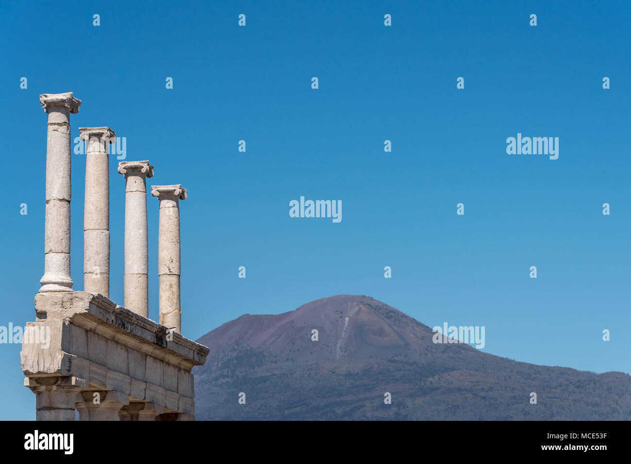 In Pompeji, weißem Marmor, Säulen oder Pfeiler gerade in die Luft gegen den blauen Himmel mit Mt. Vesuv im Hintergrund, Compania Region, Italien. Stockfoto