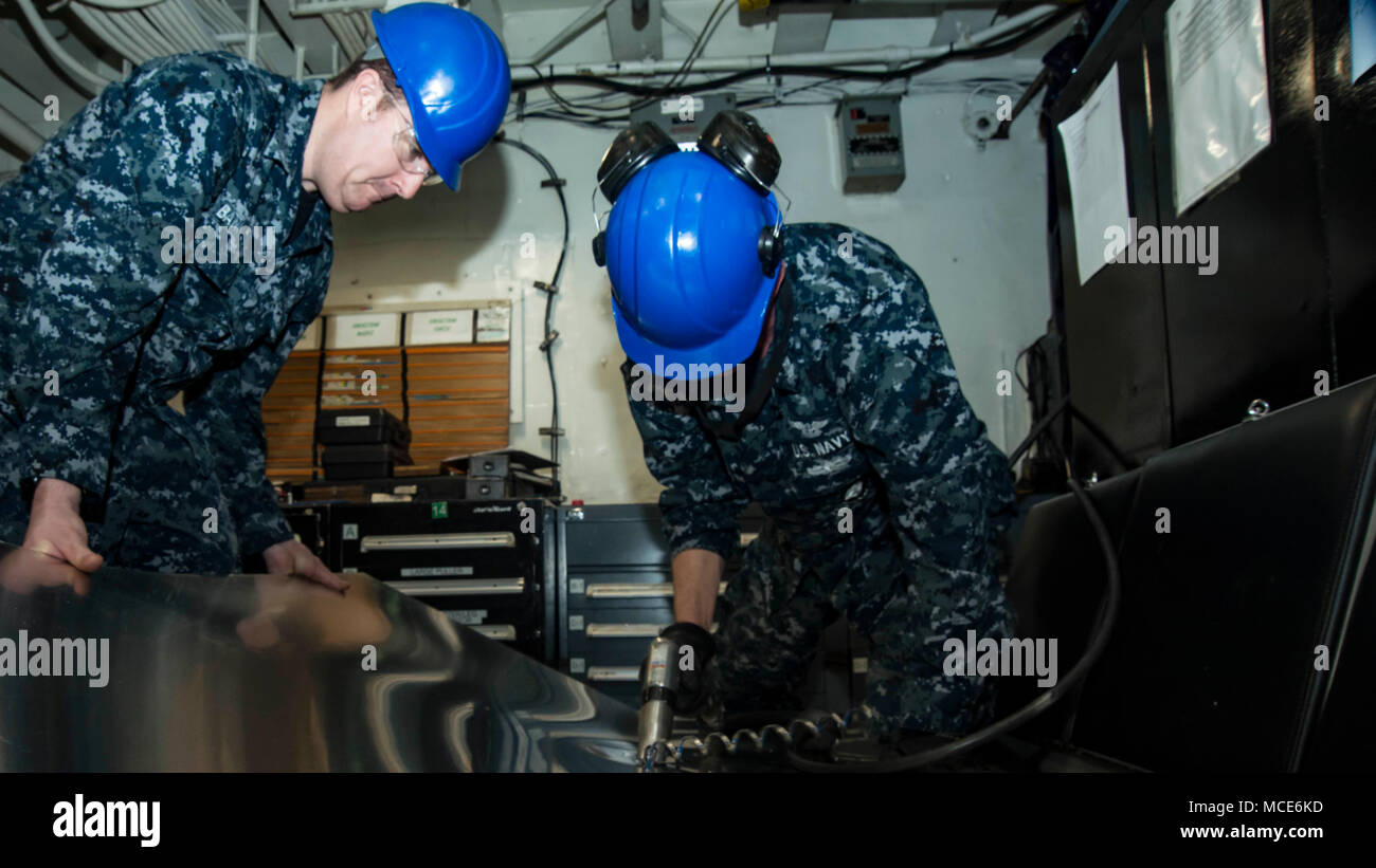 180222 - N - auf 904-009 Portsmouth, Virginia (Feb. 22, 2018) der Luftfahrt Bootsmann Mate 1. Klasse (Ausrüstung) Nicholas Carlson, von Las Vegas und Flieger Jeremy Bankston, von Hayward, Calif., vorbereiten und Blech Schnitt für einen Help desk Tür an Bord der Flugzeugträger USS Dwight D. Eisenhower (CVN 69) (IKE). Ike ist zurzeit eine geplante schrittweise Verfügbarkeit (PIA) im Norfolk Naval Shipyard während der Erhaltungsphase der optimiert Flotte Notfallplan (OFRP). (U.S. Marine Foto von Mass Communication Specialist Seaman Ashley M.C. Estrella) Stockfoto