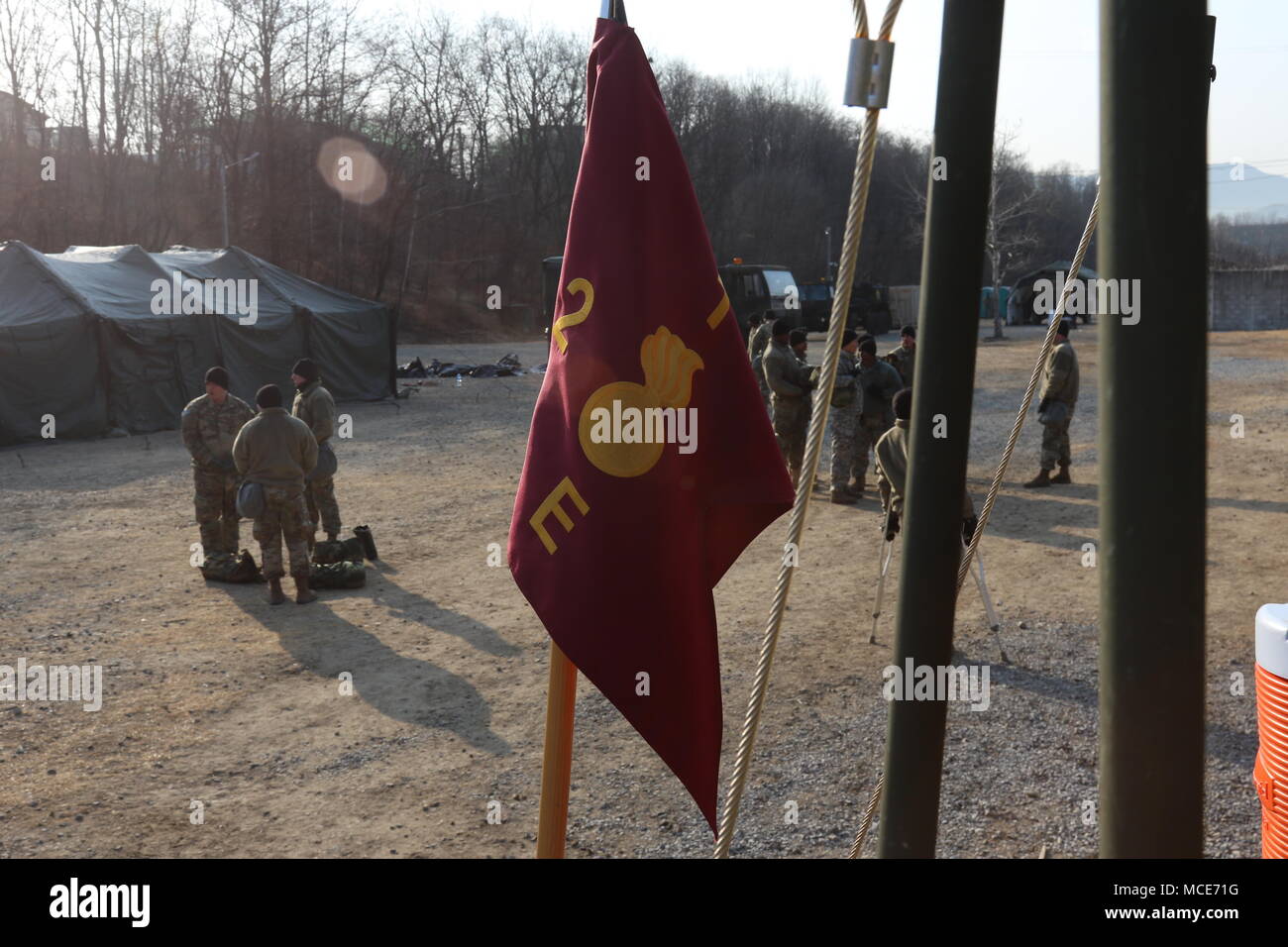 Soldaten aus E Unternehmen, 2-1 Air Defense Artillery Battalion, für Ihre nächste Veranstaltung vorbereiten während des Betriebs Rogue 1 Feb 13-14, 2018, am Lager Carroll, Südkorea. Betrieb Rogue Ist ein Feld Training übung, dass Soldaten Züge tüchtig zu werden und in ihrer Ausrüstung und militärische beruflichen Spezialgebiet Fähigkeiten überzeugt. Stockfoto