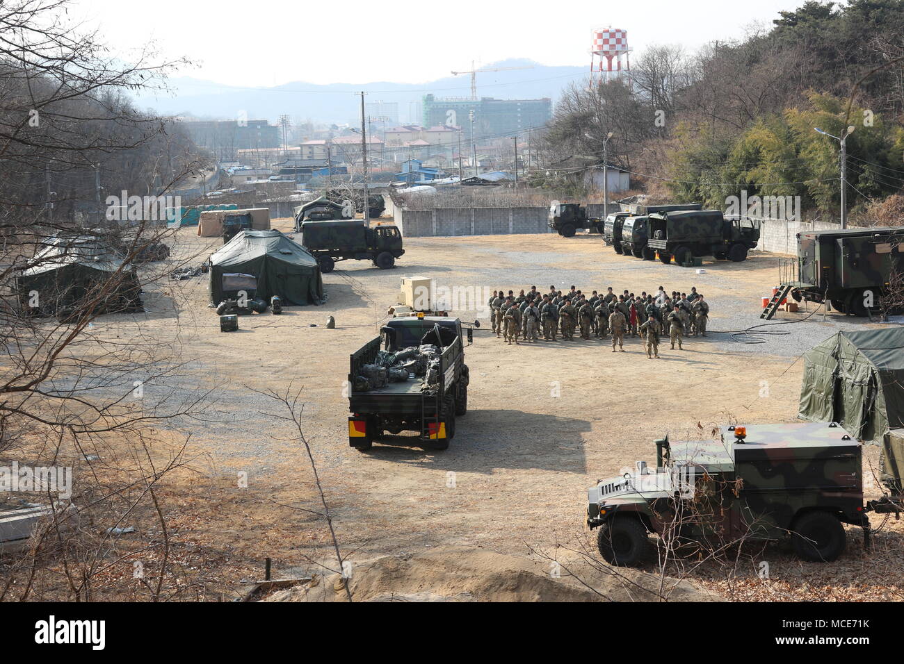 Soldaten aus E Unternehmen, 2-1 Air Defense Artillery Battalion, stand in einer Ausbildung im Betrieb Rogue 1 Feb 13-14, 2018, am Lager Carroll, Südkorea. Betrieb Rogue Ist ein Feld Training übung, dass Soldaten Züge tüchtig zu werden und in ihrer Ausrüstung und militärische beruflichen Spezialgebiet Fähigkeiten überzeugt. Stockfoto