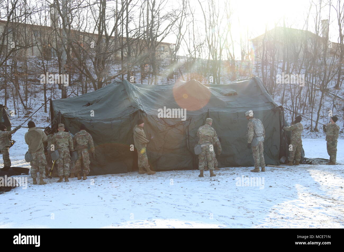 Soldaten aus E Unternehmen, 2-1 Air Defense Artillery Battalion, ein Zelt während des Betriebs Rogue 1 Feb 13-14, 2018, im Camp Carroll, Südkorea. Soldaten, Zelte, um sicherzustellen, dass Sie die notwendigen Teile ihrer Wohnräume während der Übung zu etablieren. Stockfoto