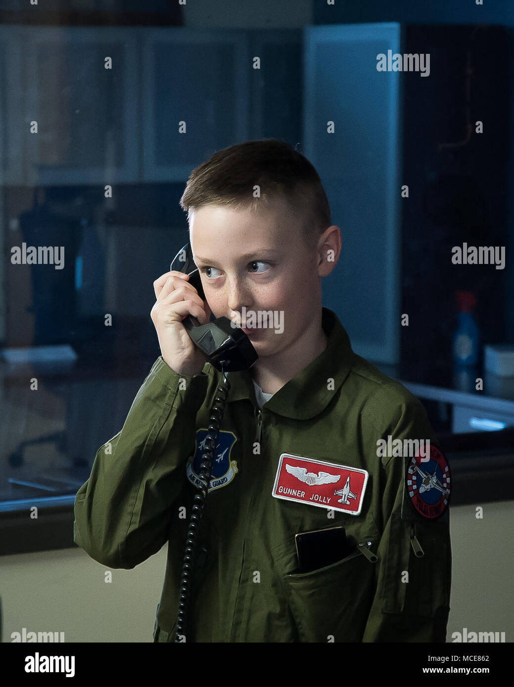 Andrew "Gunner" Jolly, Pilot für einen Tag, der 138 Fighter Wing neueste Top Gun, kündigt ein Gebäude Seite", Jets sind bereit' in Tulsa Air National Guard Base, Oklahoma, Feb 27, 2018. Der Pilot für einen Tag Programm können Kinder mit potenziell lebensbedrohlichen Erkrankungen eine Chance, ein Tag im Leben eines Piloten der Jagd zu erleben. (U.S. Air National Guard Foto von Master Sgt. CT Michael/Freigegeben). Stockfoto