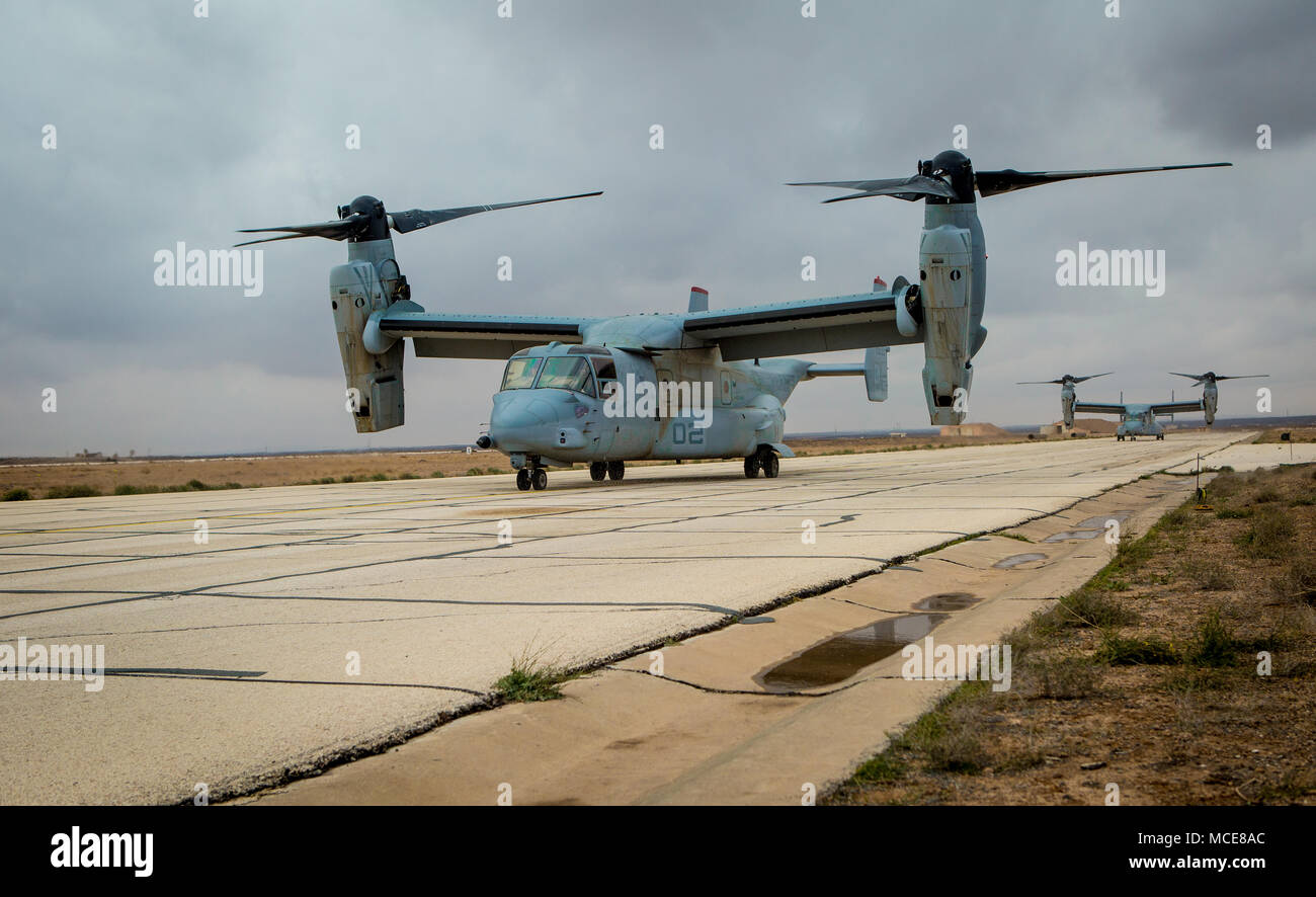 B MV-22 Osprey Kipprotor-flugzeug mit Marine Medium Tiltrotor Squadron 363, Special Purpose Marine Air-Ground Task Force - Krisenmanagement - Central Command, land bei einer Scharfschaltung und tanken Punkt (KASSENAERZTE) Feb 26, 2018. Die KASSENAERZTE wurde von Marines mit Marine Wing Support Squadron 373, SPMAGTF-CR-CC, festlegen, damit der MV-22 B Osprey Kipprotor-flugzeug Mitte tanken könnte - Mission. Stockfoto