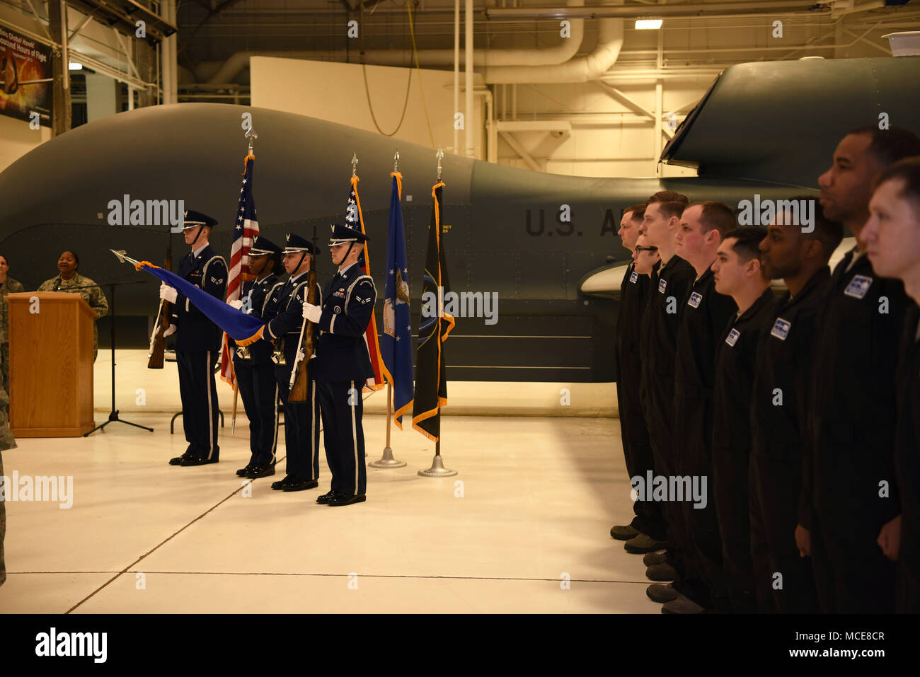 Die 319 Air Base Wing Ehrengarde präsentiert die Farben während einer Zeremonie, wo eine Gruppe von Piloten mit 69 Maintenance Squadron als engagierte Mannschaft Leiter für die RQ-4 Global Hawks Februar 23, 2018 ausgewählt wurden, beliefen sich Grand Forks Air Force Base, N.D. "Die engagierte Crew Chief Programm ist unsere Gelegenheit, unsere Leistungsträger zu Ehren", sagte Tech. Sgt. Tabatha Lugo, Flugzeuge Flug Chief mit dem 69 MXS. (U.S. Air Force Foto von Airman 1st Class Elora J. Martinez) Stockfoto