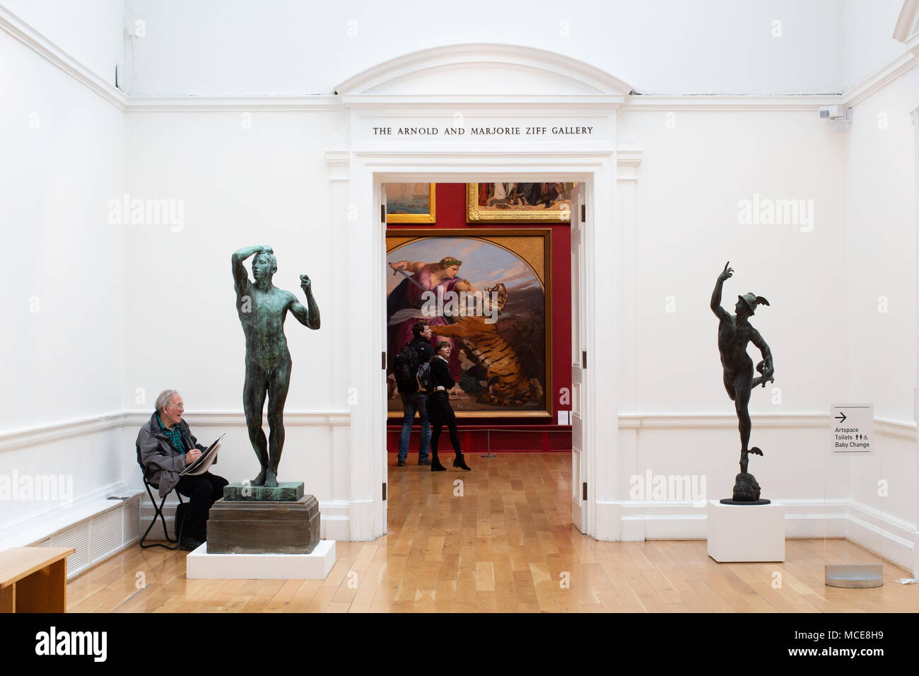 Ein Künstler skizzieren eine Statue von Quecksilber in Leeds City Art Gallery Stockfoto