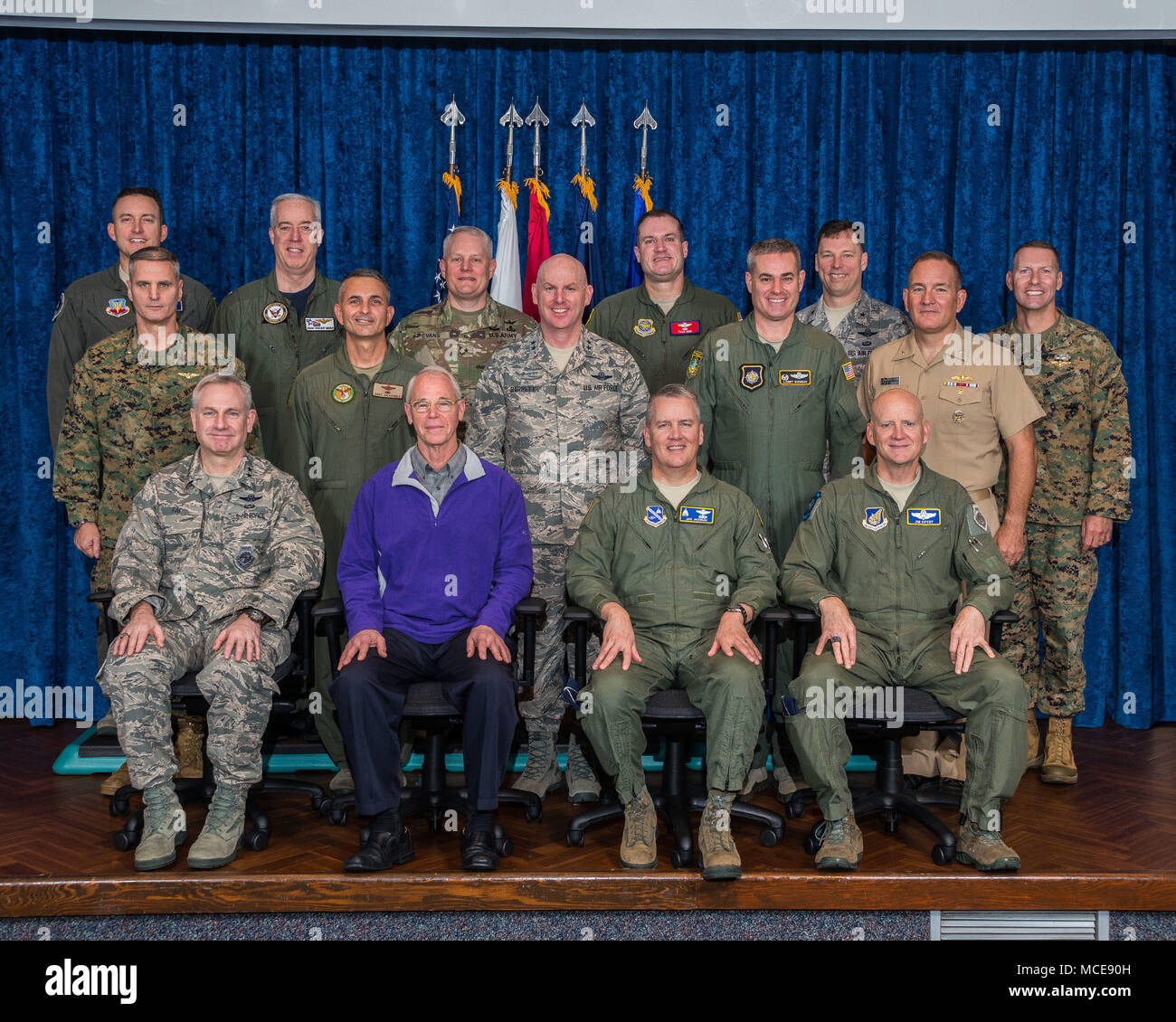 Maxwell AFB, Ala-Führungsperson die Teilnehmer der Joint Force Air Component Commander Kurs 18 A für ein gruppenfoto an der Luftwaffe Wargaming Institut, Feb.12, 2018 darstellen. Vordere Reihe (L-R): Generalmajor Timothy G. Fay (USAF); Major General (Ret) William Holland (USAF); Major General James A. Jacobson (USAF); Major General James O. Eifert (ANG). Zweite Reihe (L-R): Brigadegeneral Christopher J. Mahoney (USMC); Brigadier General David J. Julazadeh (USAF); Major General Sam C. Barrett (USAF); Brigadier General Lenny J. Richoux (USAF); Hinten Admiral Edward B. Cashman (USN). Dritte Reihe (L-R): Brig Stockfoto