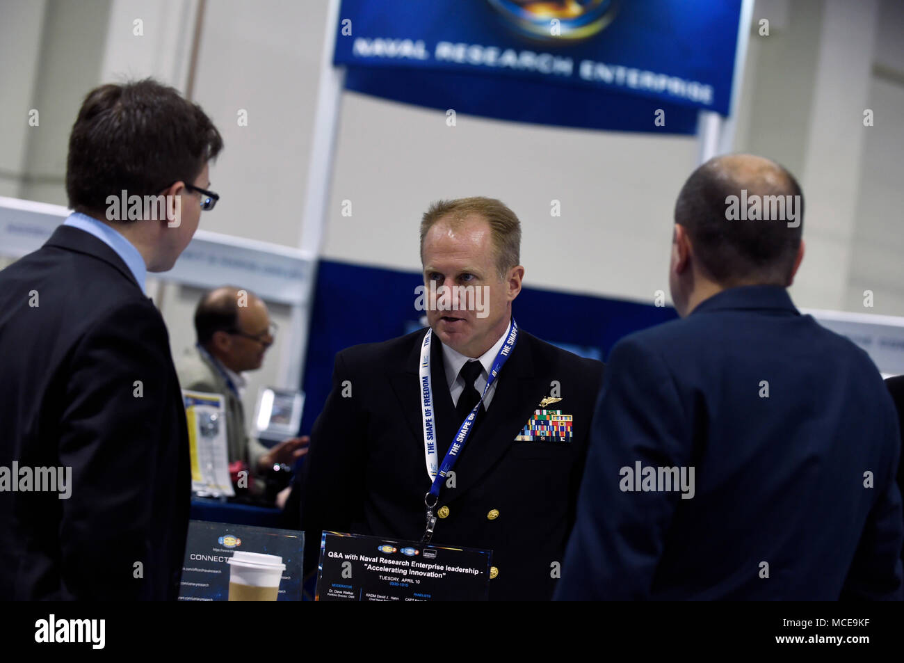 180409-N-PO 203-0077 National Harbor, MD (Apr. 9, 2018) Kapitän Tom Teuschl mit dem Amt des Naval Research (ONR) finden Komponente Antworten Fragen an der ONR Ausstellung während der Sea-Air-Space Exposition. Der Marine Liga Sea-Air-Space Ausstellung ist die größte maritime Weltausstellung in den USA und bringt die US-Industrie, privaten US-Unternehmen und militärischen Entscheidungsträger. (U.S. Marine Foto von John F. Williams/Freigegeben) Stockfoto