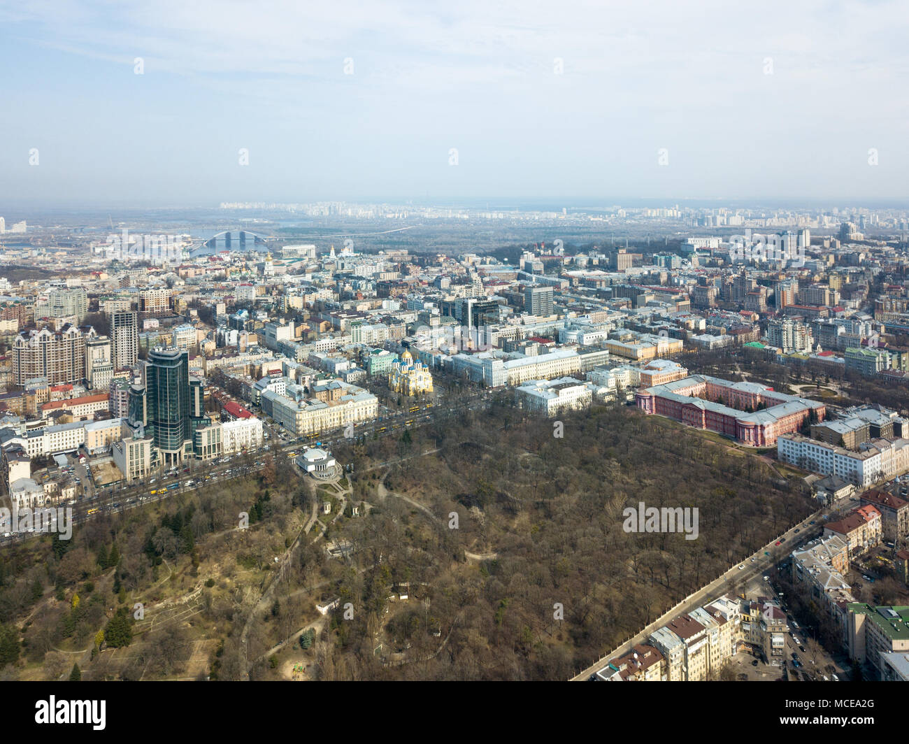 Kiew, Ukraine - April 7, 2018: Luftaufnahme der Botanische Garten und der Nationalen Universität von Shevchenko, Vladimir Kirche in der Ferne. Luftaufnahmen Stockfoto