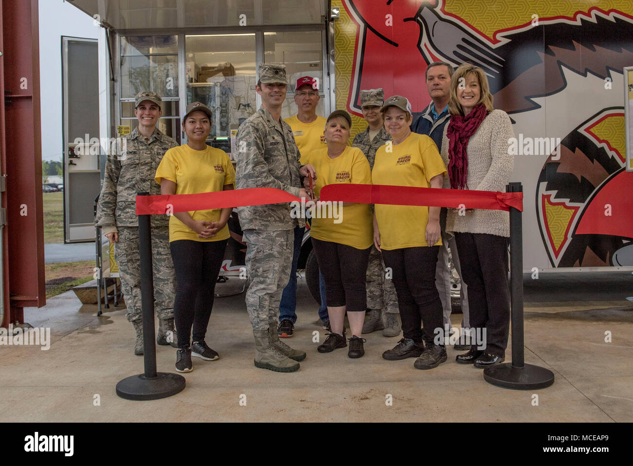 Team Shaw Mitglieder zugewiesen. bis 20 Force Support Squadron (FSS) schneiden Sie die Ribbon für die wiesel Wagen Essen trailer Öffnung bei Shaw Air Force Base, S.C., April 9, 2018. Der Ribbon Cutting für die offizielle Eröffnung der Weasel Wagen, aber der Trailer hat Auftritte bei vorherigen 20 FSS-Veranstaltungen wie die 2017 Buh Bash und verschiedenen Child Development Center Veranstaltungen. (U.S. Air Force Foto von älteren Flieger Destinee Sweeney) Stockfoto